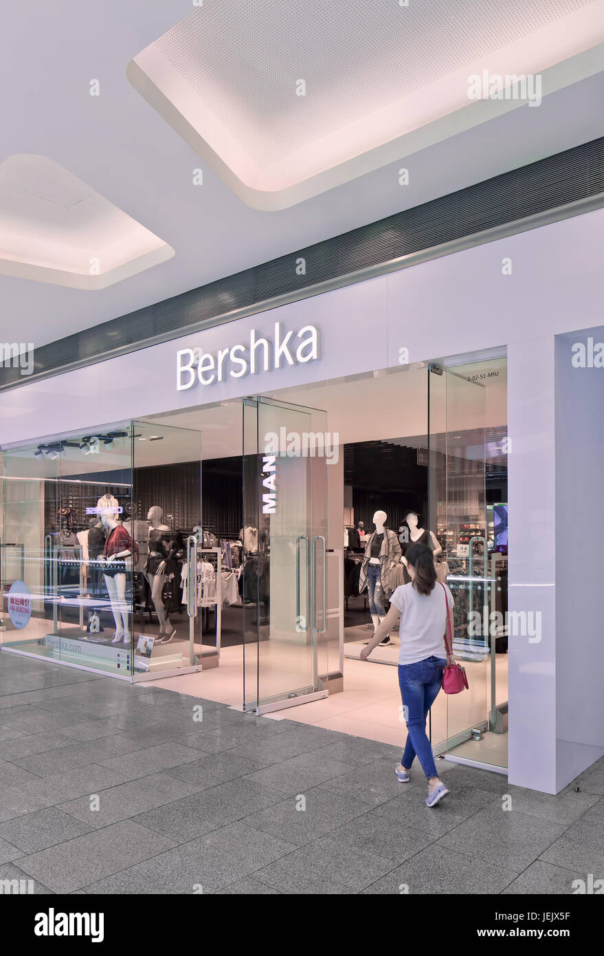 Bershka logo Banque de photographies et d'images à haute résolution - Alamy