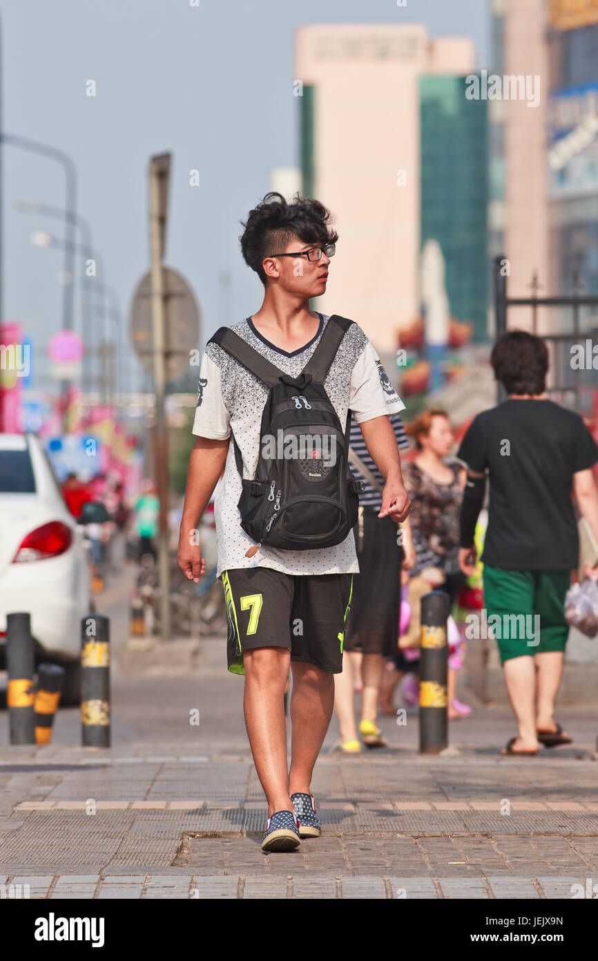 PÉKIN-24 JUILLET 2015. Jeune homme à la mode. La première génération de consommateurs chinois de la politique de l'enfant unique a des habitudes d'achat opposées de la part des parents. Banque D'Images