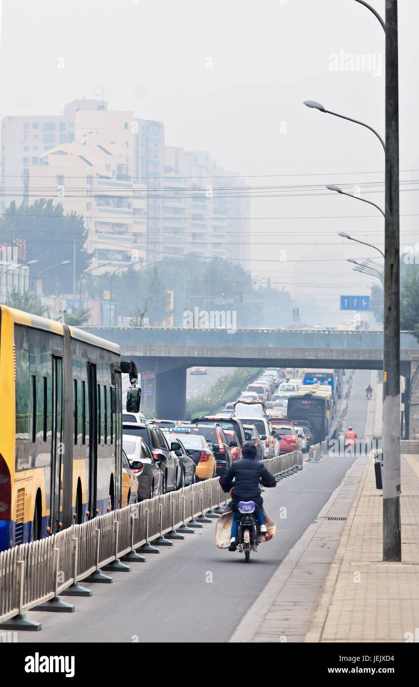 PÉKIN-OCT. 19, 2014. Embouteillage dans une ville couverte de smog. Beijing a levé l'alerte de pollution de l'air à l'orange et a fermé plusieurs autoroutes. Banque D'Images