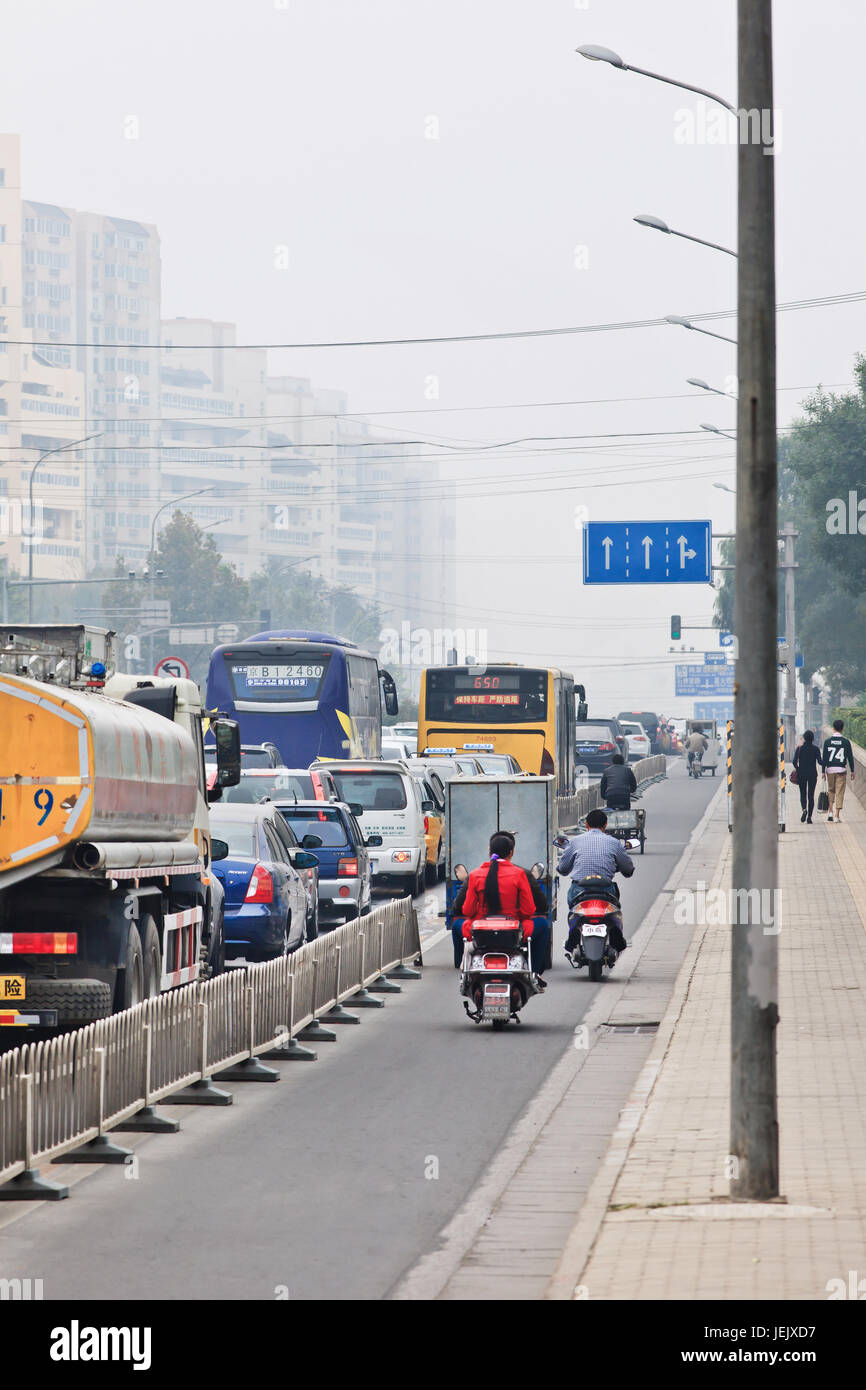 PÉKIN-OCT. 19, 2014. Embouteillage dans une ville couverte de smog. Beijing a levé l'alerte de pollution de l'air à l'orange et a fermé plusieurs autoroutes. Banque D'Images