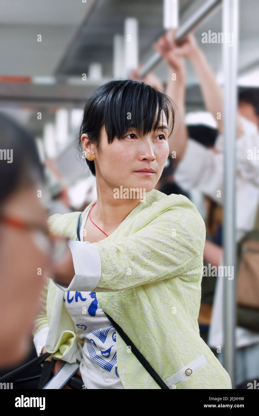 PÉKIN-2 JUIN 2015. Jeune femme en métro. Réseau ferroviaire de transport en commun rapide qui dessert les districts urbains et suburbains de Beijing, 18 lignes et 319 stations. Banque D'Images