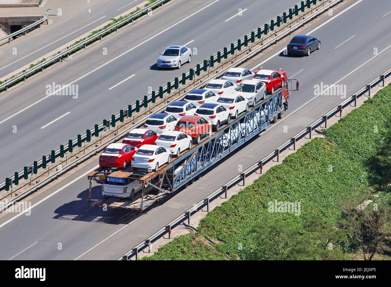 PÉKIN-30 JUIN 2015. Très grand transporteur de voiture. Bien que 16,5 millions soient la longueur officielle des camions en Chine, un grand nombre de transporteurs violent la loi chinoise. Banque D'Images