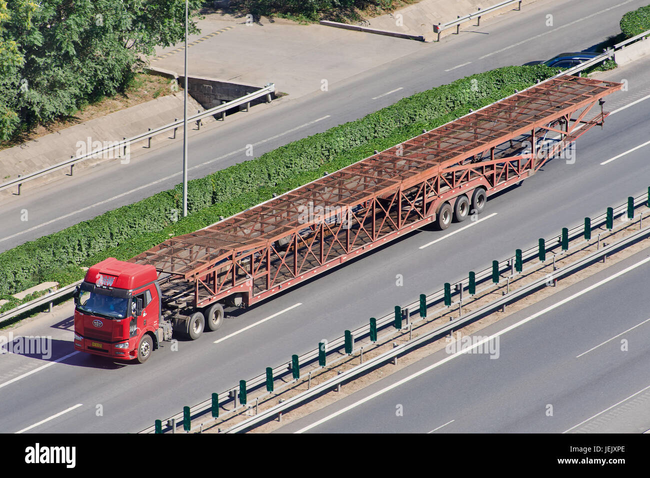 PÉKIN-30 JUIN 2015. Très grand transporteur de voiture. Ces remorques de voitures illégales ont des longueurs allant jusqu'à 40 m et transportent souvent plus de 20 voitures. Banque D'Images