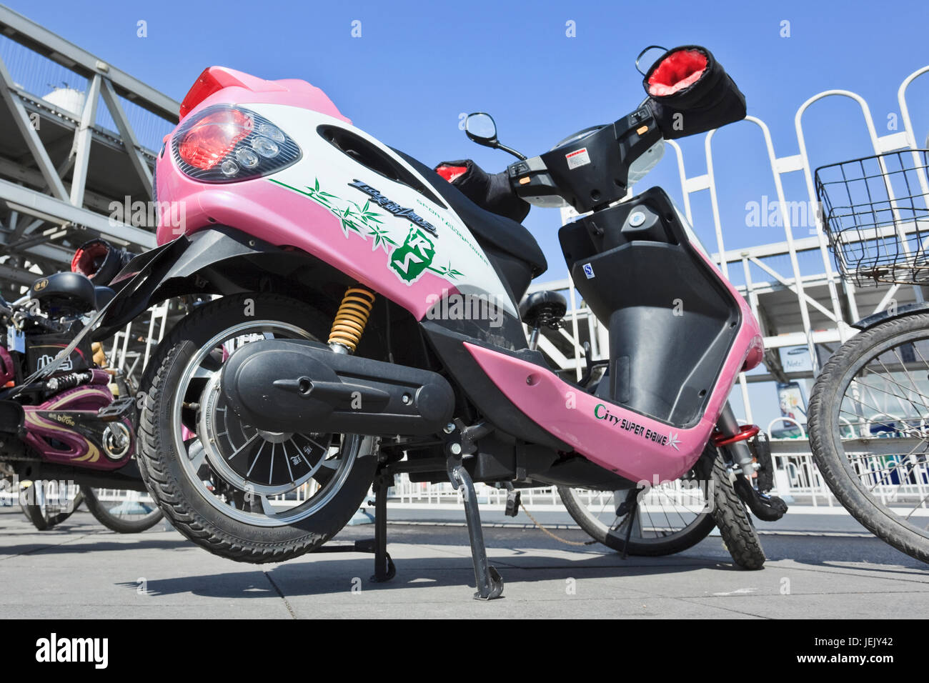 PÉKIN – 12 MARS 2012. Gros plan d'un scooter électrique. Les scooters sont une minorité à Pékin et dans les grandes villes chinoises. Banque D'Images