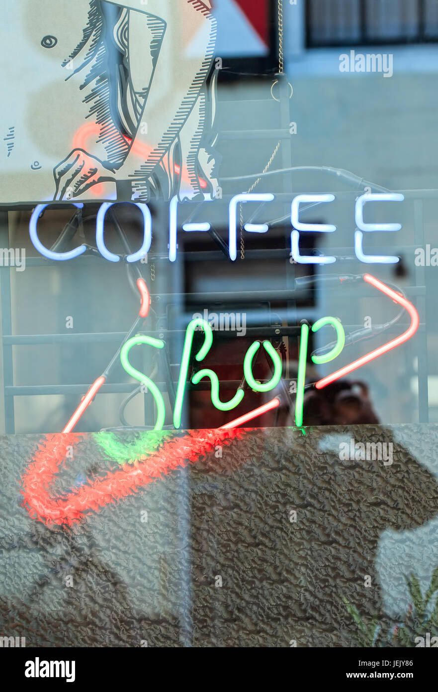 BREDA-HOLLAND-OCT. 10, 2015. Fenêtre café avec lettrage au néon dans le centre-ville de Breda. Banque D'Images