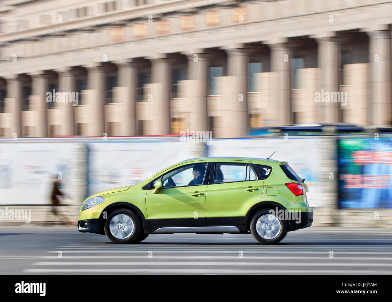 CHANGCHUN-JAN. 31, 2014. Suzuki S-Cross SUV sur la route. Le nouveau S-Cross, qui remplace le SX4 vieillissant. Banque D'Images