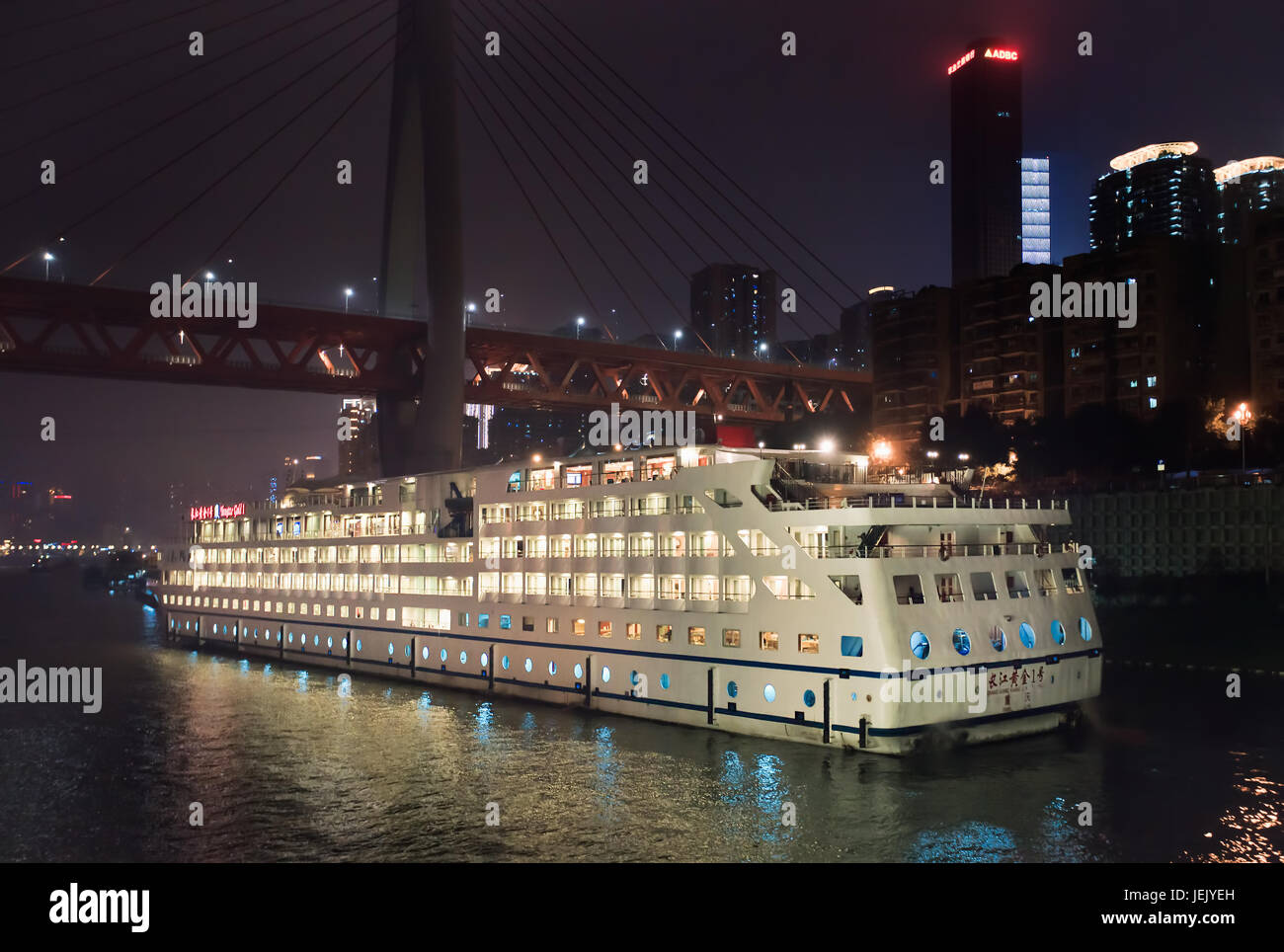 CHONGQING-NOV 4, 2014. Yangtze Gold 1 la nuit. C'est le plus grand et le plus luxueux bateau de croisière sur le fleuve Yangtze Banque D'Images