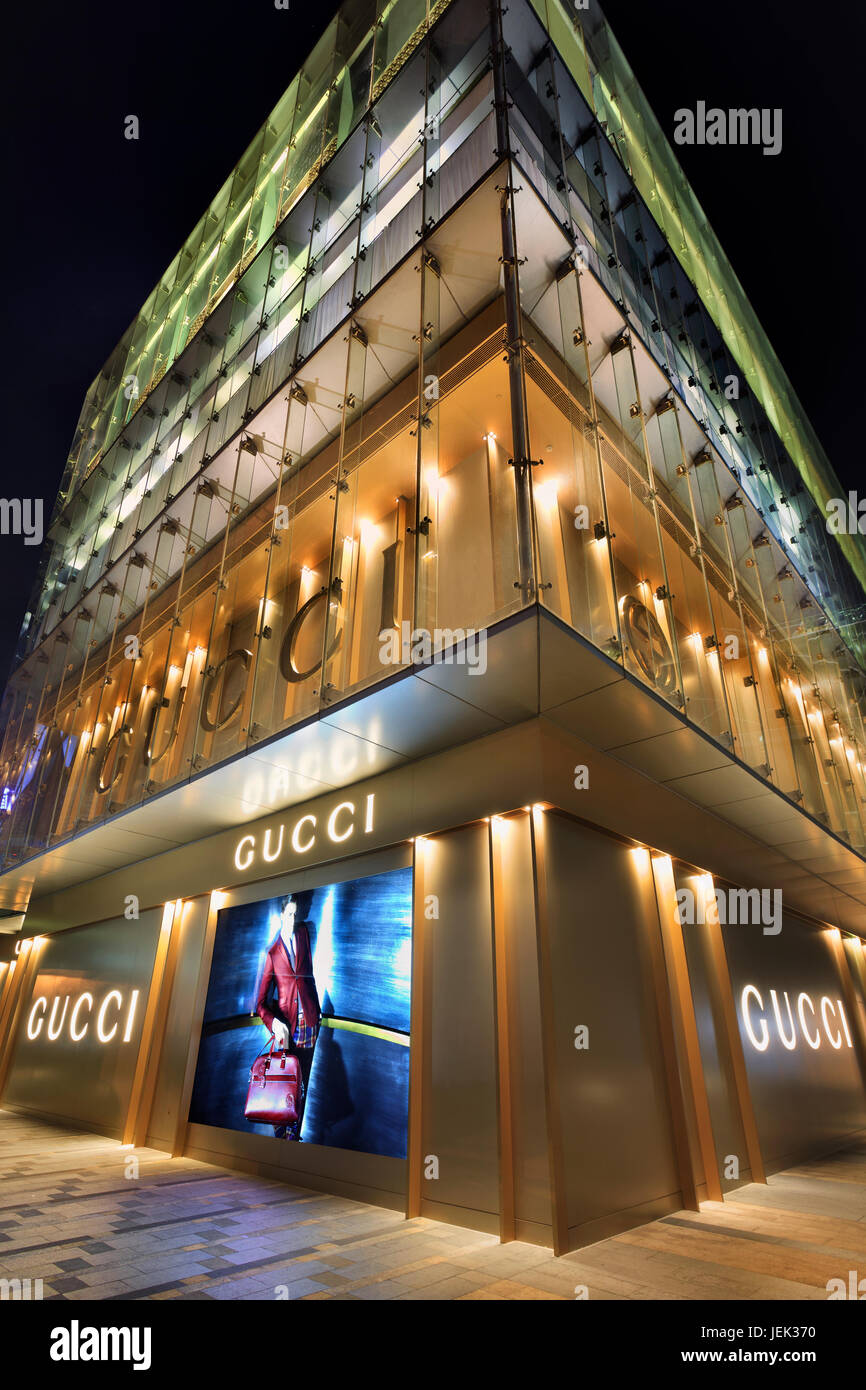 Magasin Gucci la nuit. La Chine est la croissance la plus rapide dans le  monde du luxe. Les analystes s'attendent à ce que la Chine dépassera les  États-Unis et le Japon en