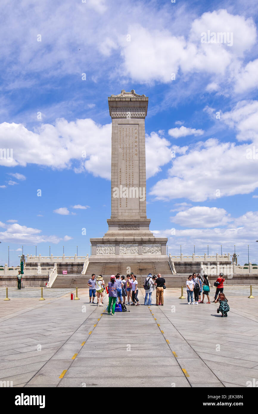 Monument des Héros de la Place Tiananmen, un obélisque érigé dix étages en tant que monument national de la République populaire de Chine de martyrs révolutionnaires. Banque D'Images
