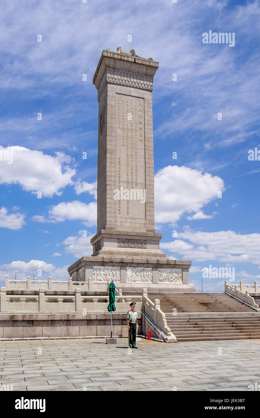 Monument des Héros de la Place Tiananmen, un obélisque érigé dix étages en tant que monument national de la République populaire de Chine de martyrs révolutionnaires. Banque D'Images