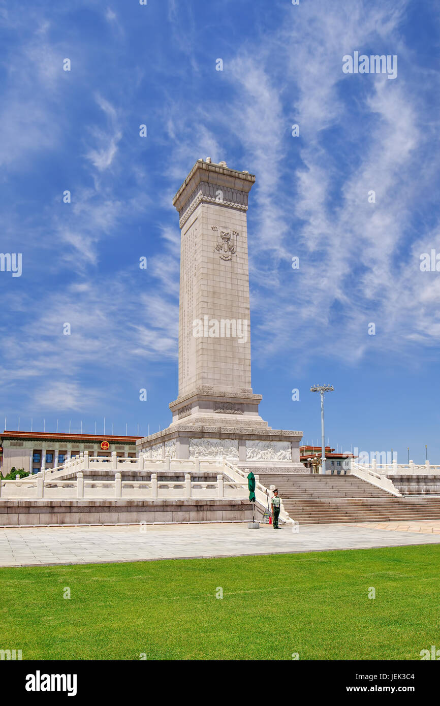 Monument des Héros de la Place Tiananmen, un obélisque érigé dix étages en tant que monument national de la République populaire de Chine de martyrs révolutionnaires. Banque D'Images