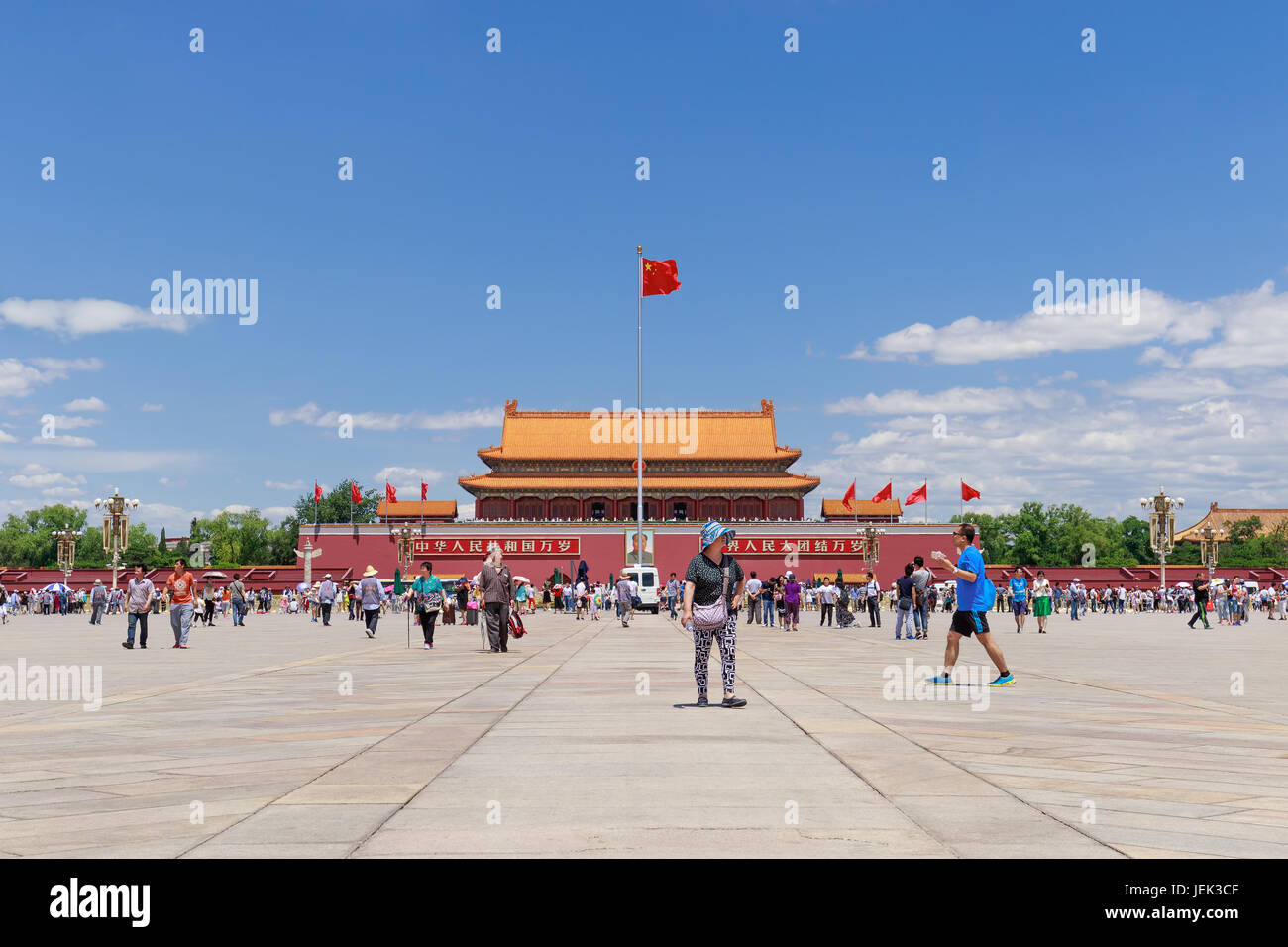 Visiteurs on sunny place Tiananmen. Avec 440 500 m2 c'est l'une des plus grandes places et a une grande importance culturelle pour la Chine. Banque D'Images