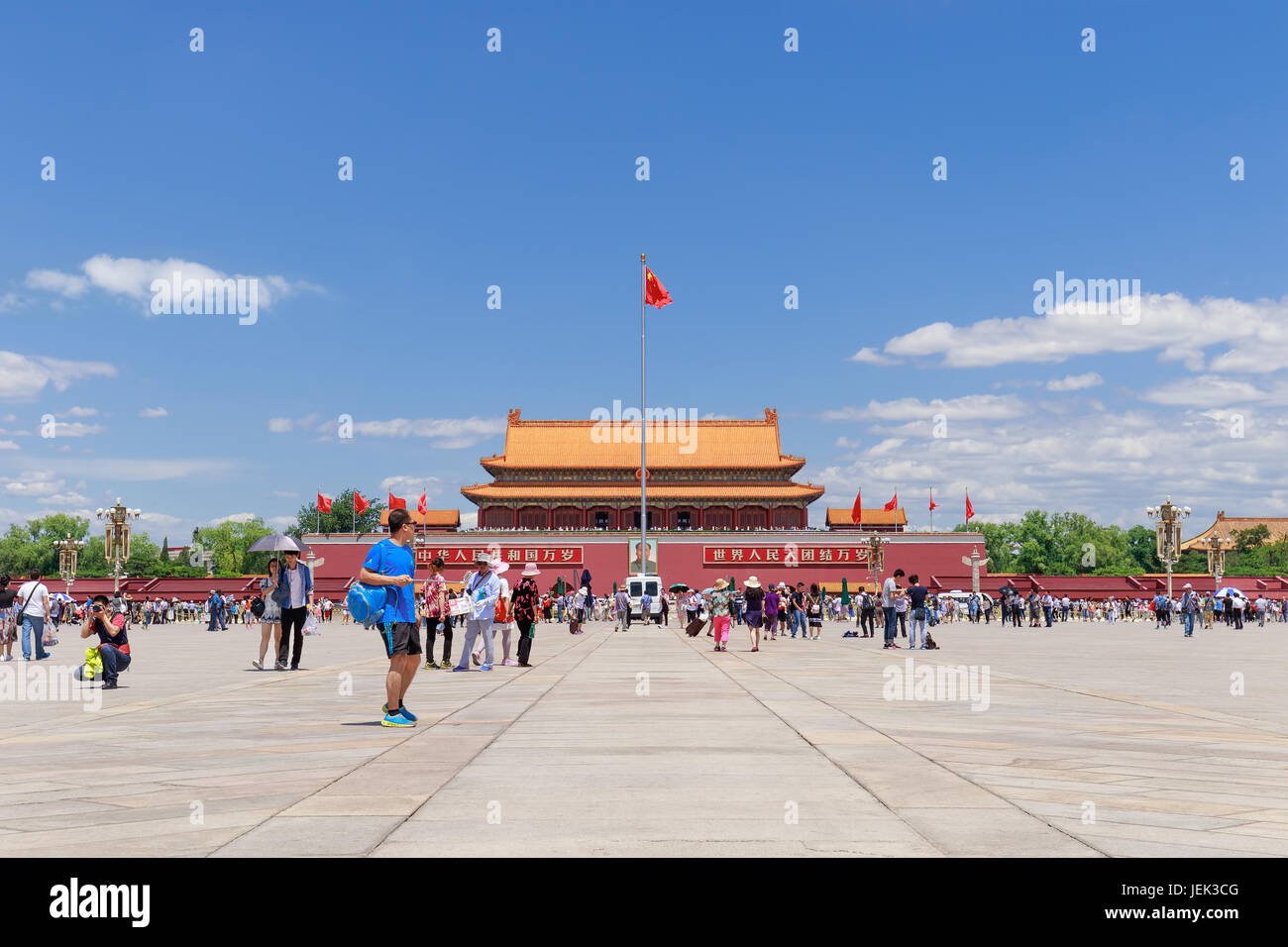 Visiteurs on sunny place Tiananmen. Avec 440 500 m2 c'est l'une des plus grandes places et a une grande importance culturelle pour la Chine. Banque D'Images