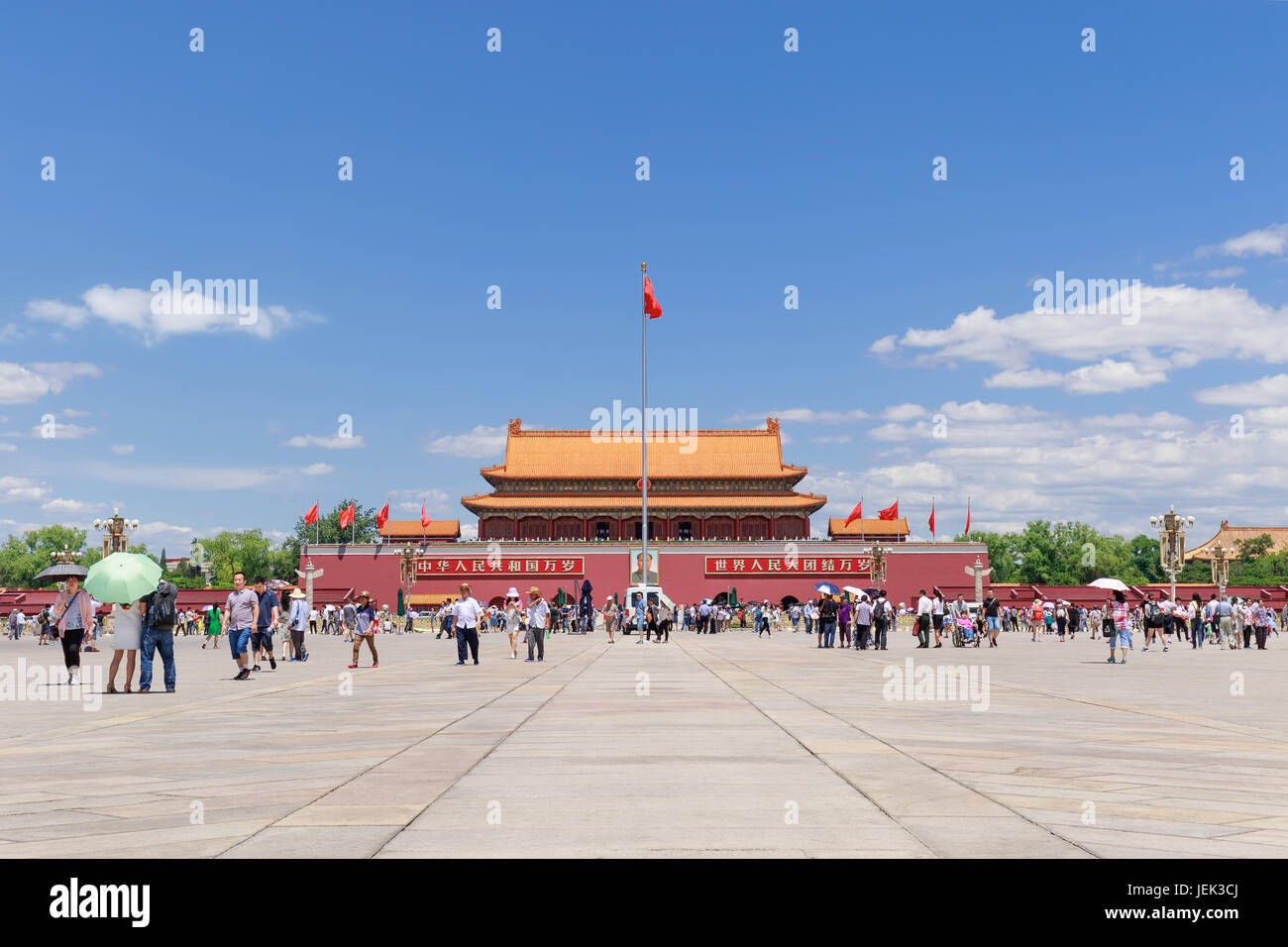 Visiteurs on sunny place Tiananmen. Avec 440 500 m2 c'est l'une des plus grandes places et a une grande importance culturelle pour la Chine. Banque D'Images