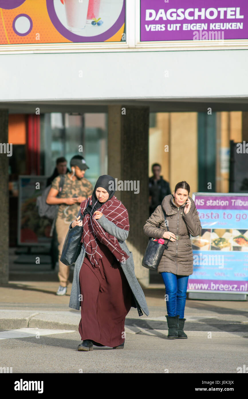 Les femmes islamiques vêtu d'un tchador. Revêtements de corps sont communs dans les pays islamiques. Les femmes qui vivent en dehors de ces pays ne sont pas tenus de porter Banque D'Images