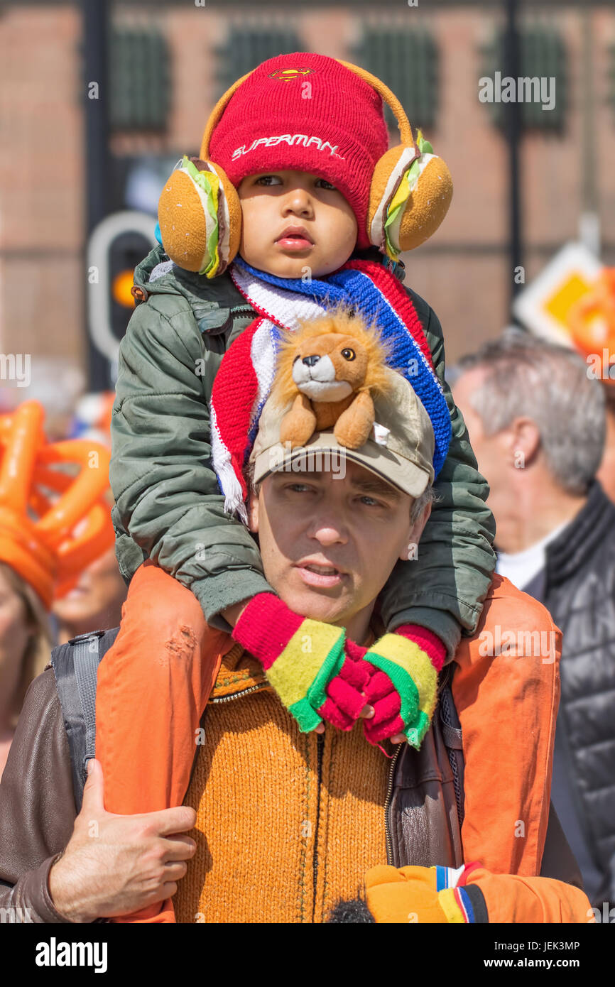 TILBURG le 27 avril 2017 à. Des Néerlandais, célébrer la fête du Roi. Hollande célèbre l'anniversaire du roi par année avec les parties, les marchés de rue et d'événements. Banque D'Images