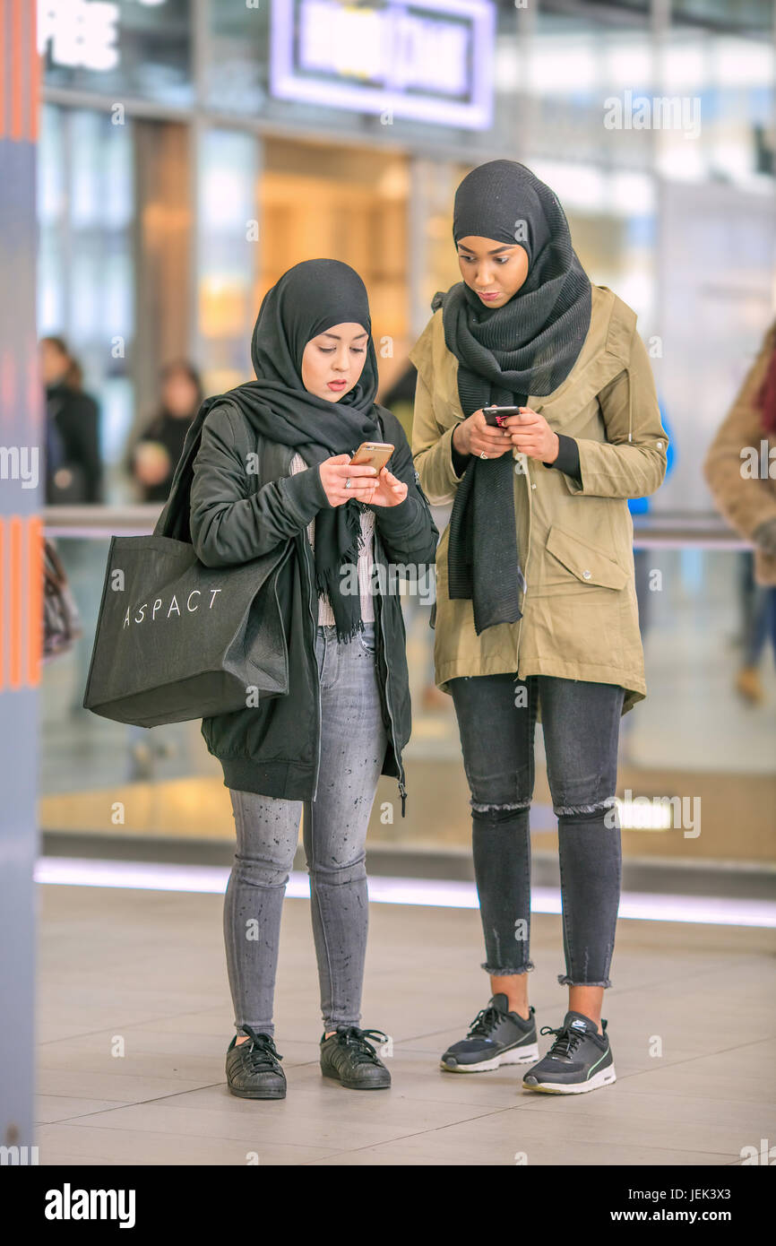 À Utrecht Le 2 mars 2017. Les filles avec un foulard islamique. Les coiffes sont communs dans les pays islamiques et pour les femmes musulmanes qui vivent à l'extérieur. Banque D'Images