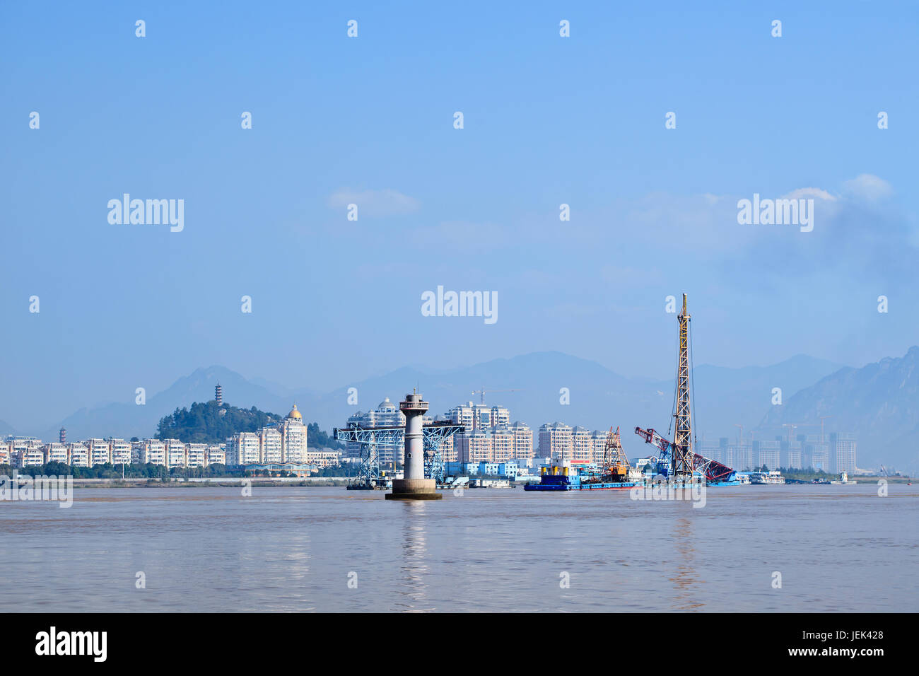 Les immeubles à appartements avec vue sur la rivière et de l'industrie de l'équipement maritime, Wenzhou, province de Zhejiang, Chine Banque D'Images