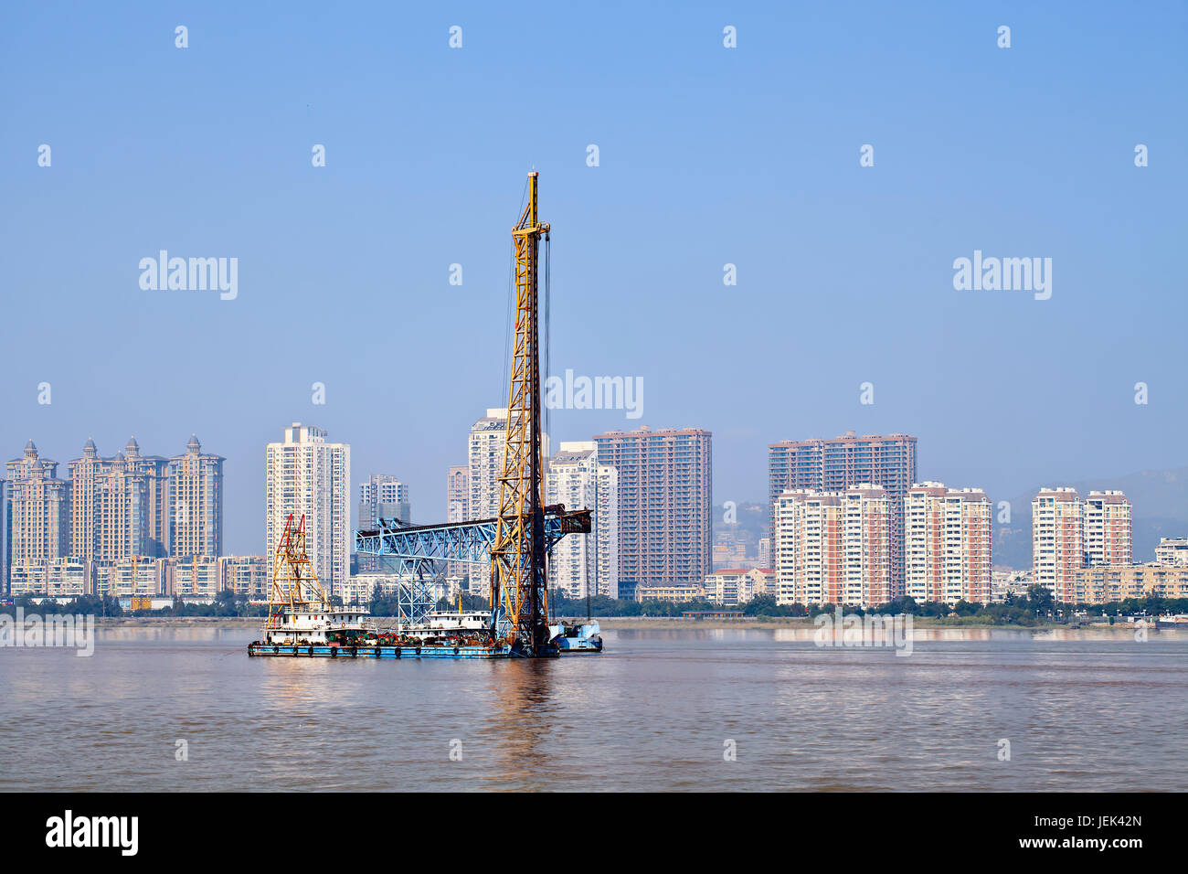 Appartements de luxe avec vue sur la rivière et de l'industrie de l'équipement maritime, Wenzhou, province de Zhejiang, Chine Banque D'Images