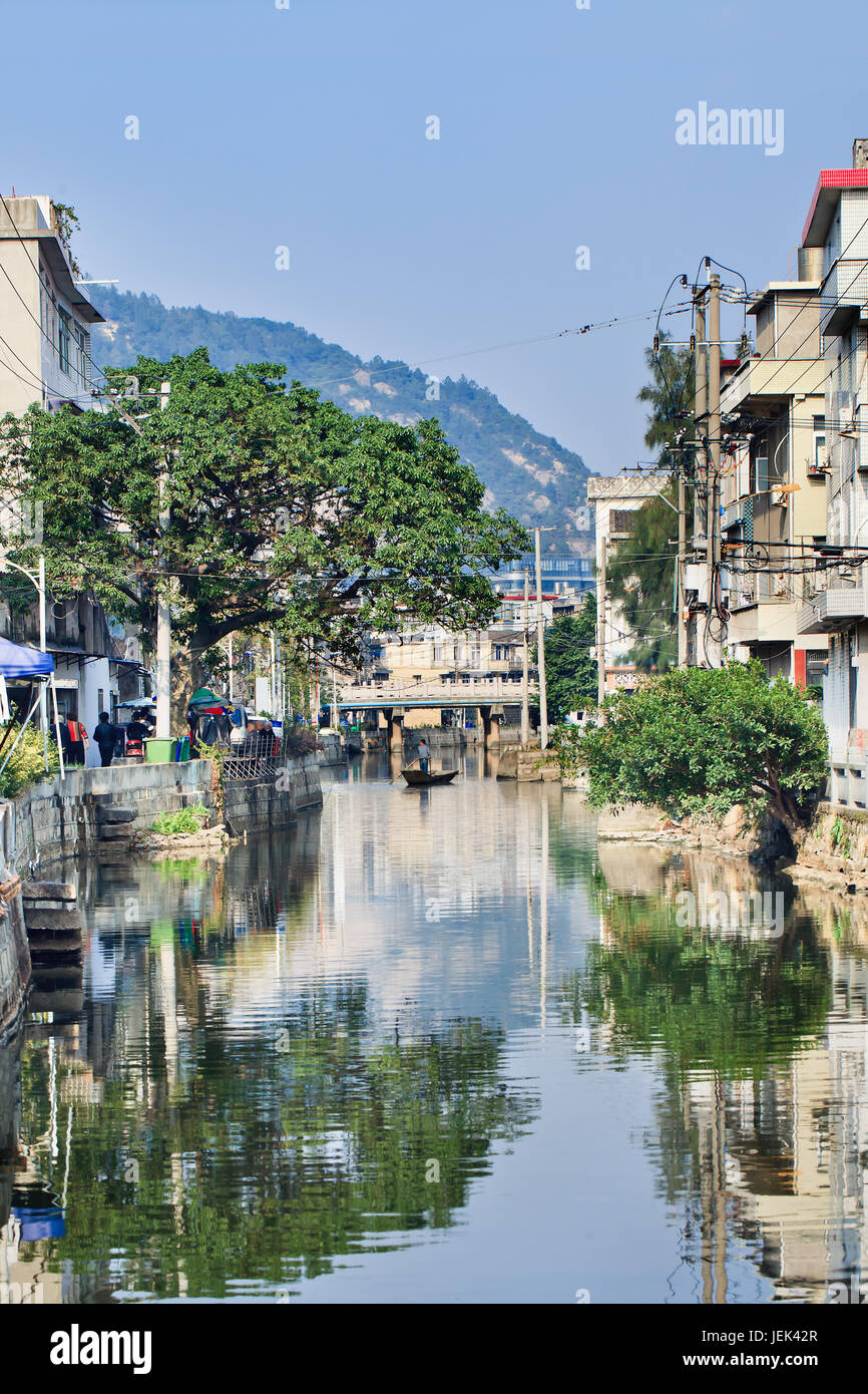 Voie navigable avec pont dans le vieux quartier traditionnel, Wenzhou, province de Zhejiang, Chine Banque D'Images