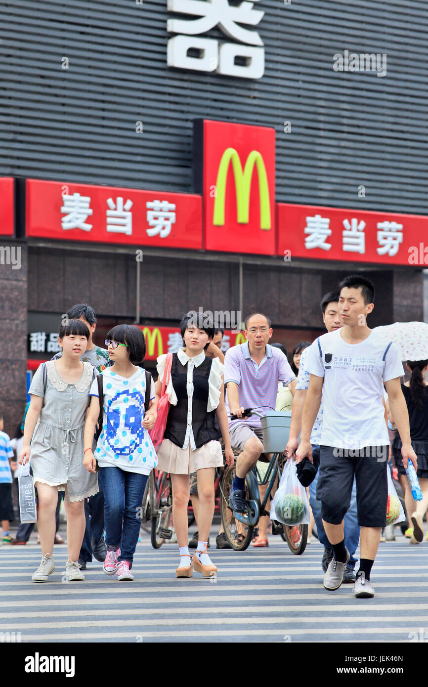 XIANG YANG-CHINE AU 3 JUILLET. Groupe de piétons en face de McDonald's. Il a fallu 19 ans de McDonald's pour atteindre 1 000 restaurants en Chine. Banque D'Images