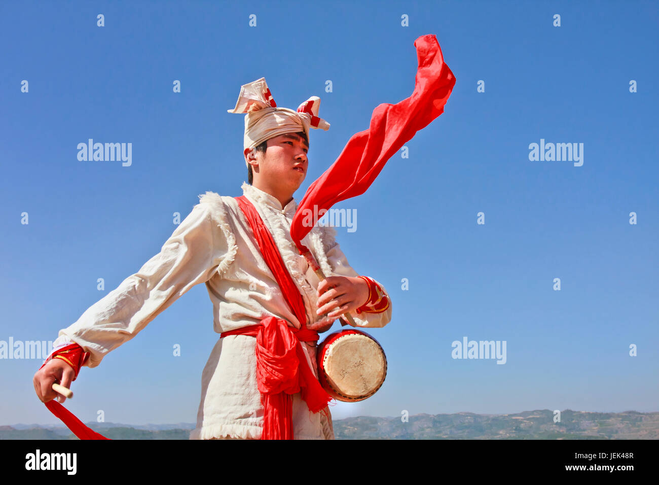 YANAN-CHINE-mai 25. Un artiste local fonctionne un Ansai waist danse du tambour. La performance a une histoire de 2 000 ans. Banque D'Images