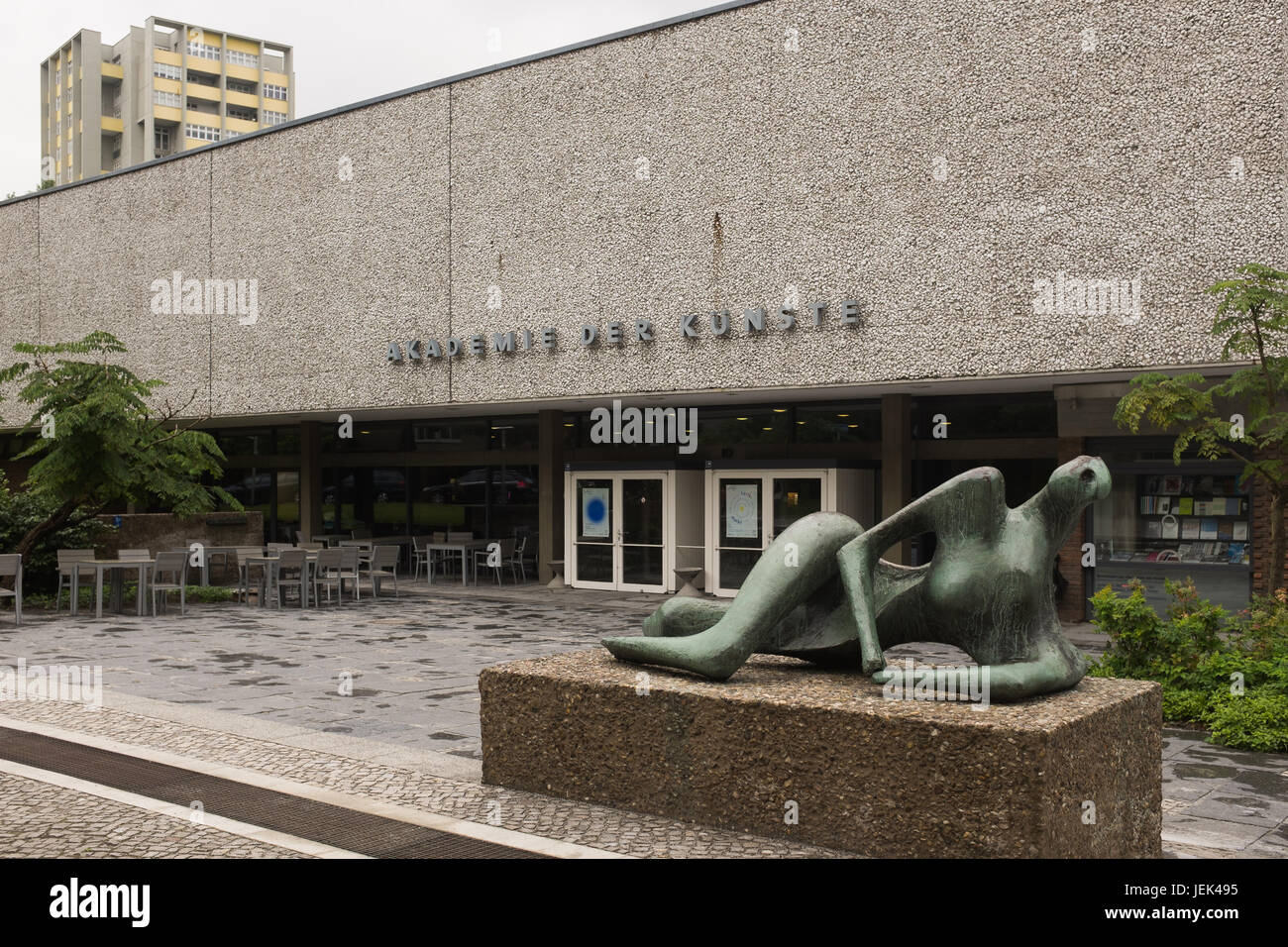 BERLIN, 23 juin : le 'Akademie der Kunste" (en allemand pour l'Academy of Arts) et 'Die Liegende sculpture' à Berlin le 23 juin 2017. Banque D'Images