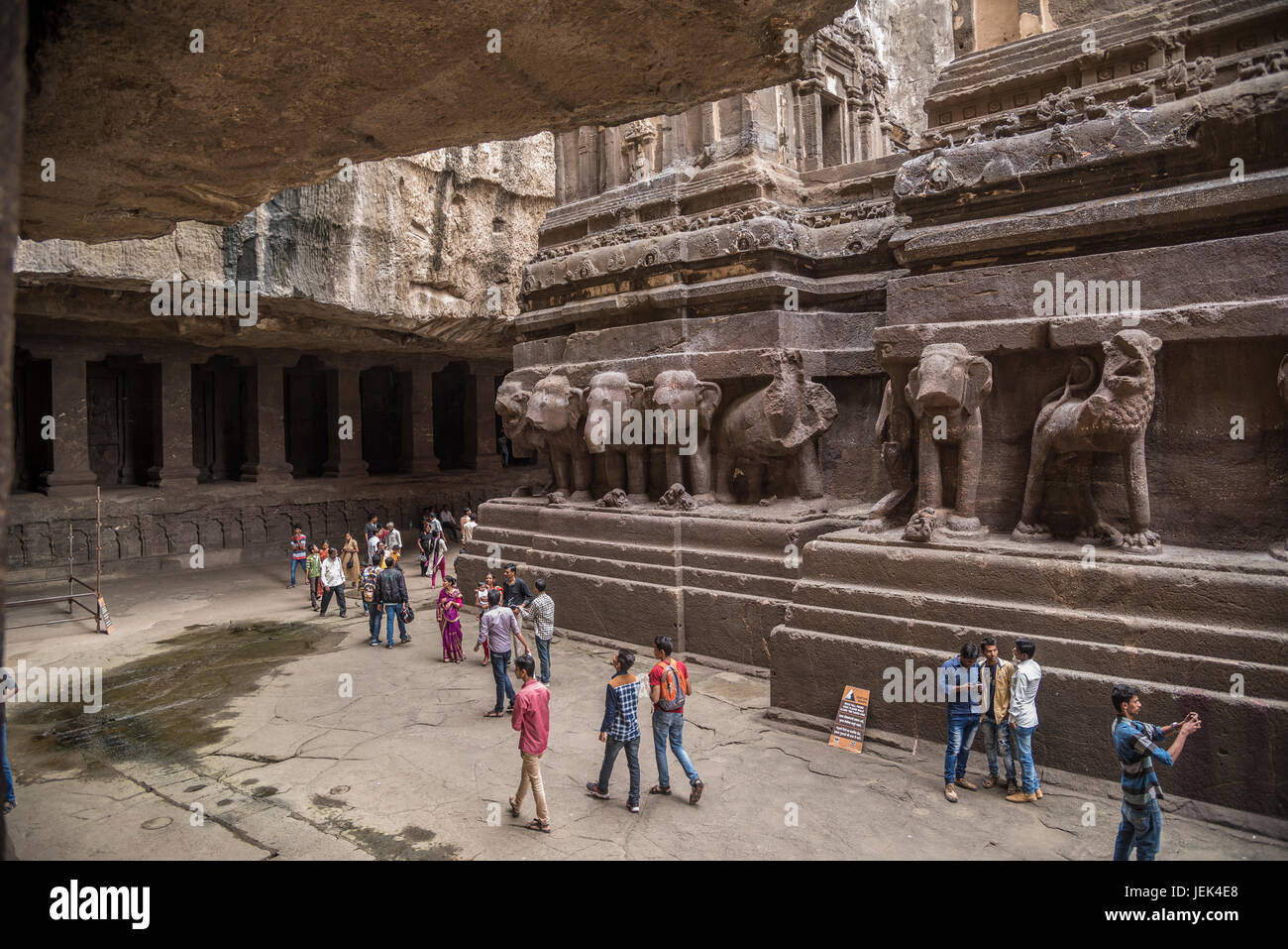 Les personnes qui désirent visiter les grottes d'Ellora, dans l'état de Maharashtra en Inde Banque D'Images