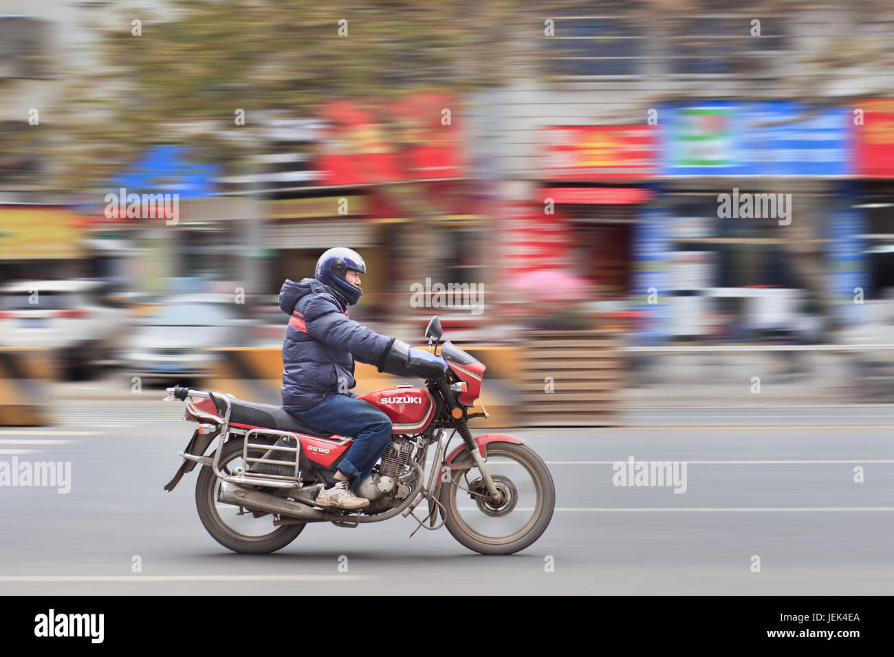 YIWU-CHINE - 20 janvier, 2016. L'homme sur Suzuki GS125 moto. Suzuki prévoit d'améliorer sa compétitivité en Chine. Banque D'Images