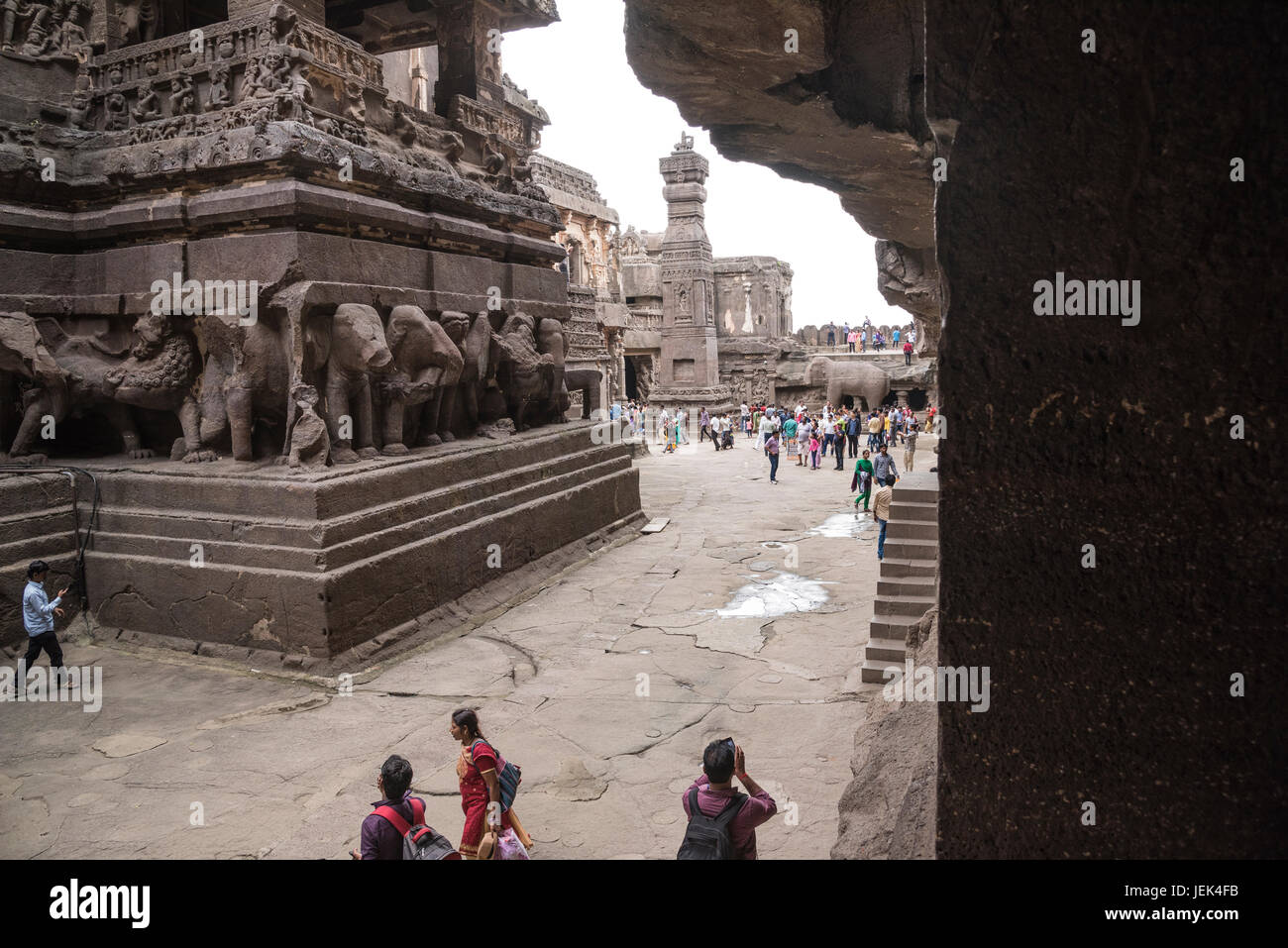 Les personnes qui désirent visiter les grottes d'Ellora, dans l'état de Maharashtra en Inde Banque D'Images