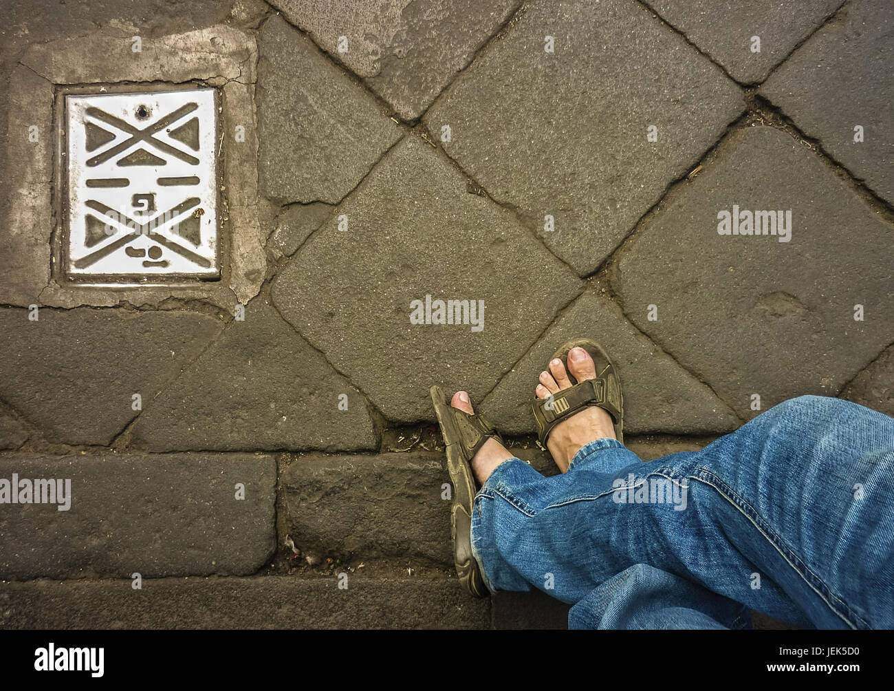 Les jambes des hommes avec des jeans dans la rue Banque D'Images