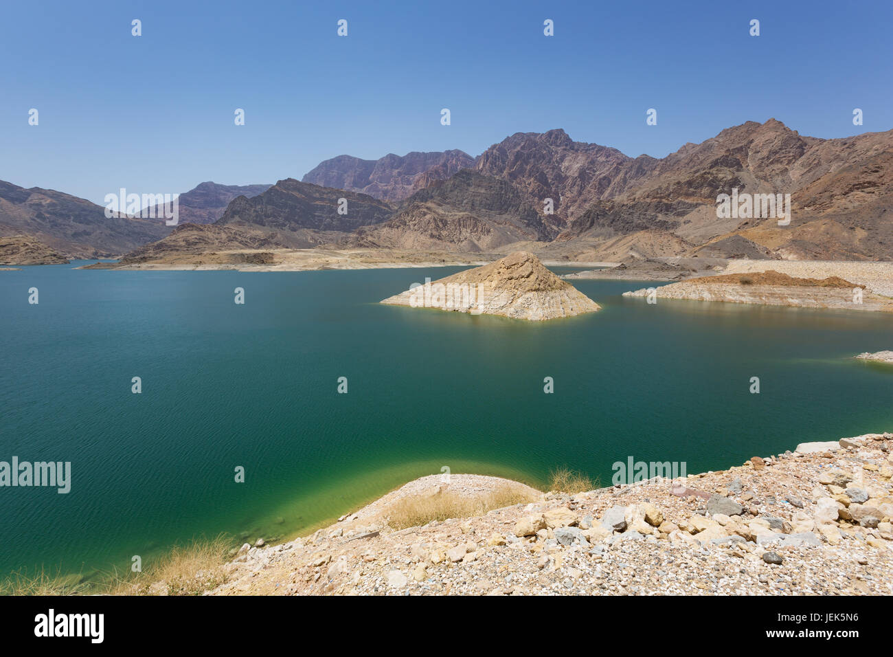 Montagnes autour du lac réservoir de la Wadi Dayqah Dam en Oman Banque D'Images