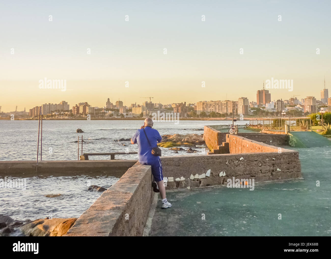 Vieux qui prend des photos de la côte de Montevideo Banque D'Images