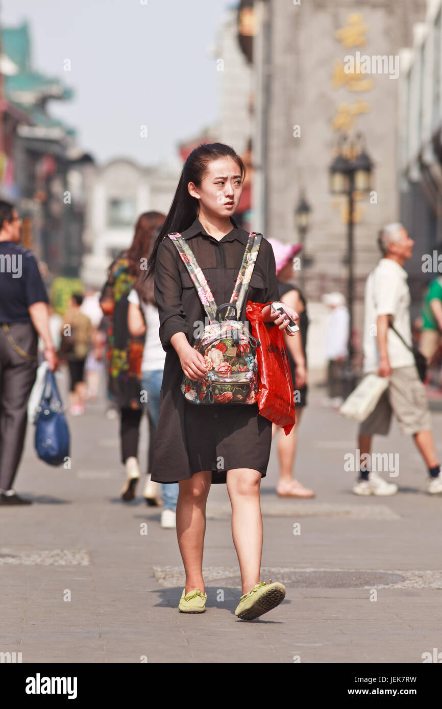 PÉKIN-9 JUIN 2015. Jeune fille à la mode dans le centre-ville. Première génération de politique pour un enfant les consommateurs ont des habitudes de shopping opposées de la part des parents. Banque D'Images