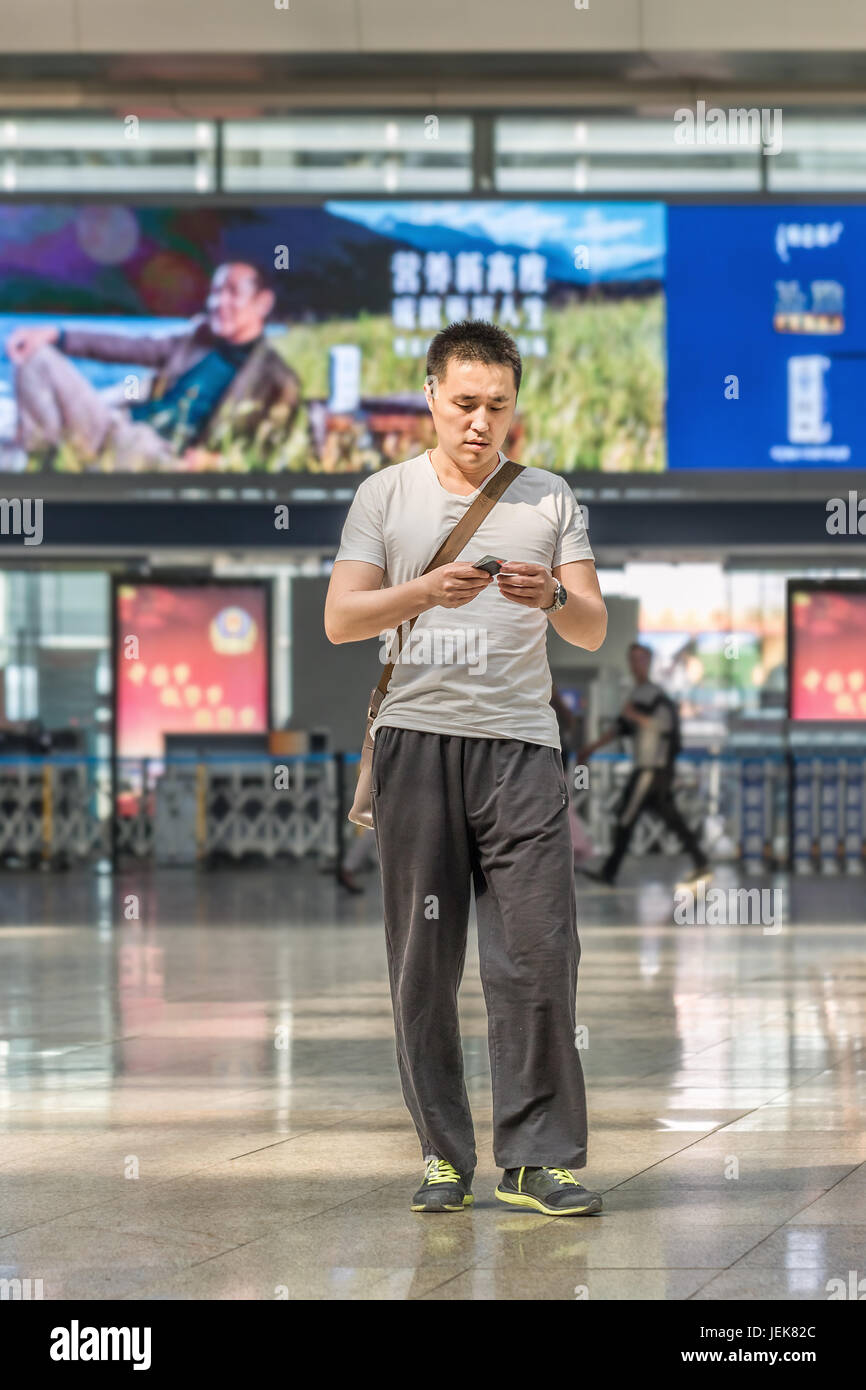 BEIJING-21 MAI 2016. Jeune homme à la mode à la gare de Pékin Sud, la plus grande gare de la ville et l'un des plus grands d'Asie. Banque D'Images