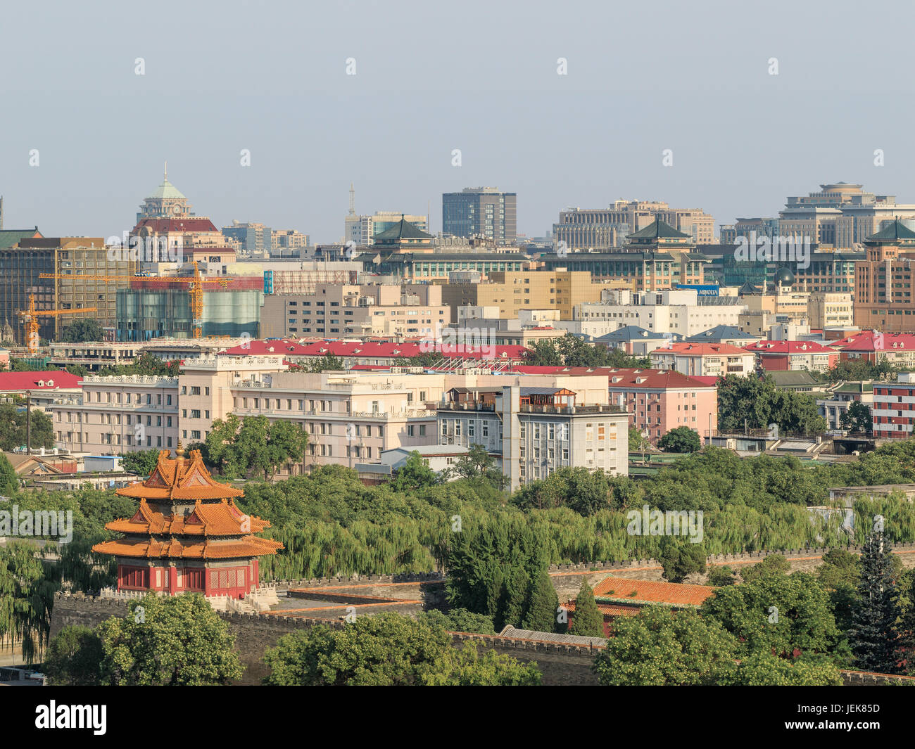 PÉKIN-26 JUILLET 2016. Vue sur le pavillon du Musée du Palais avec CBD sur l'arrière-plan. Le CBD occupe 3,99 km2 du district de Chaoyang, du côté est. Banque D'Images