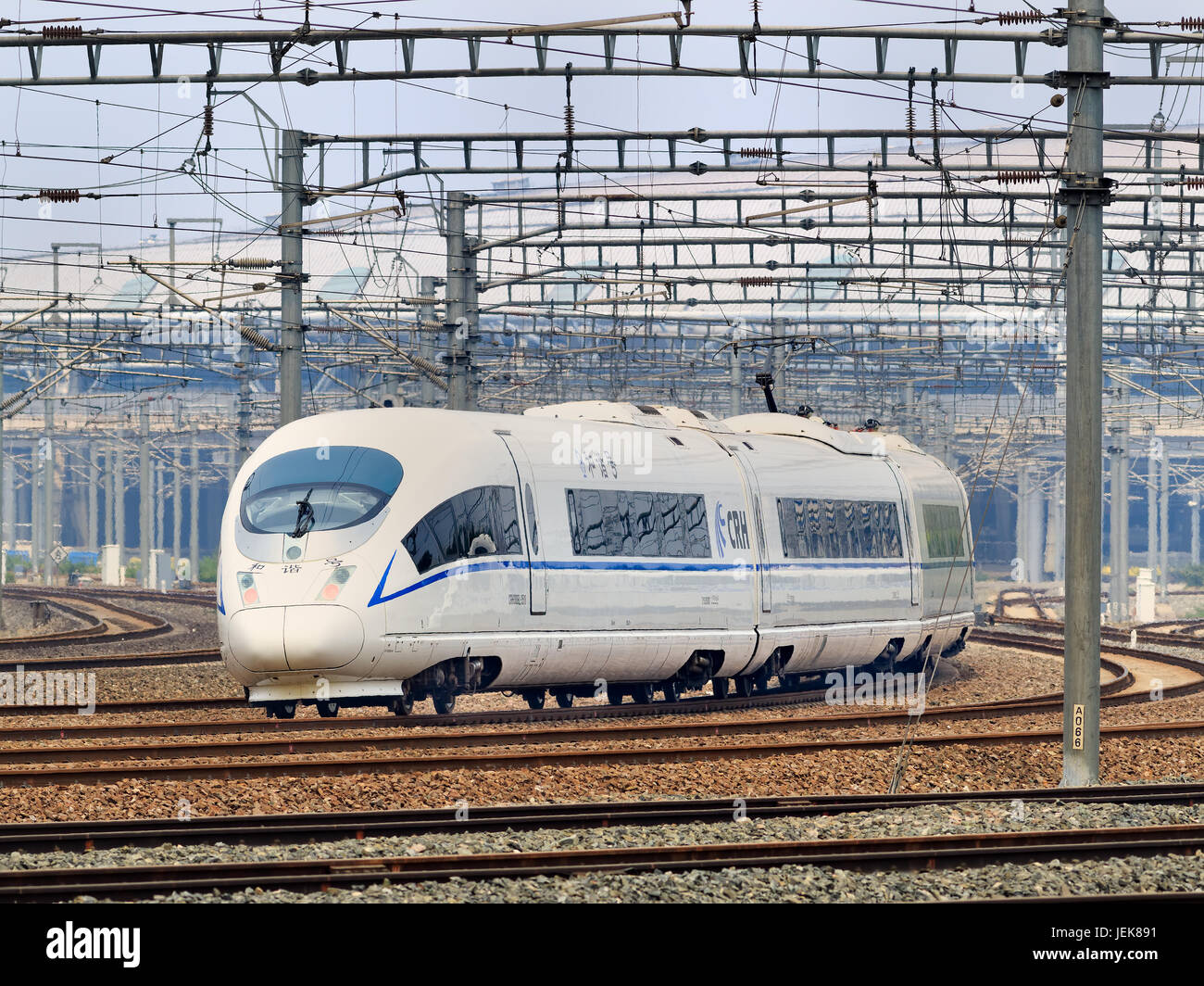 PÉKIN-5 JUIN 2016. Le train à grande vitesse part de la gare de Pékin Sud. La Chine dispose du plus grand réseau ferroviaire à grande vitesse au monde. Banque D'Images
