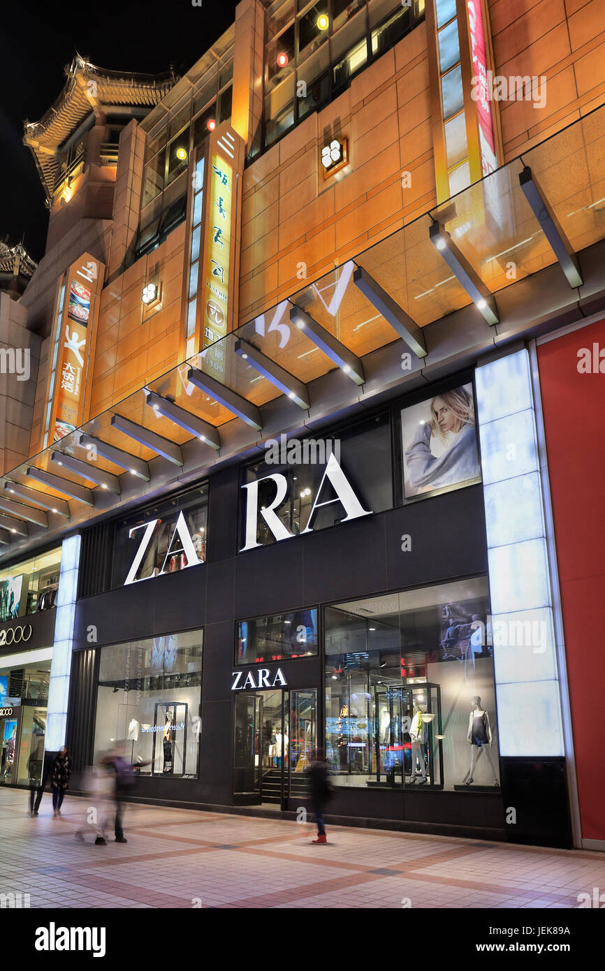 BEIJING-14 AVRIL. Sortie Zara la nuit. Le propriétaire de Zara, Espagne  Inditex, a déclaré des bénéfices annuels de 2,6 milliards de dollars en  hausse de 11% par rapport à l'année précédente Photo