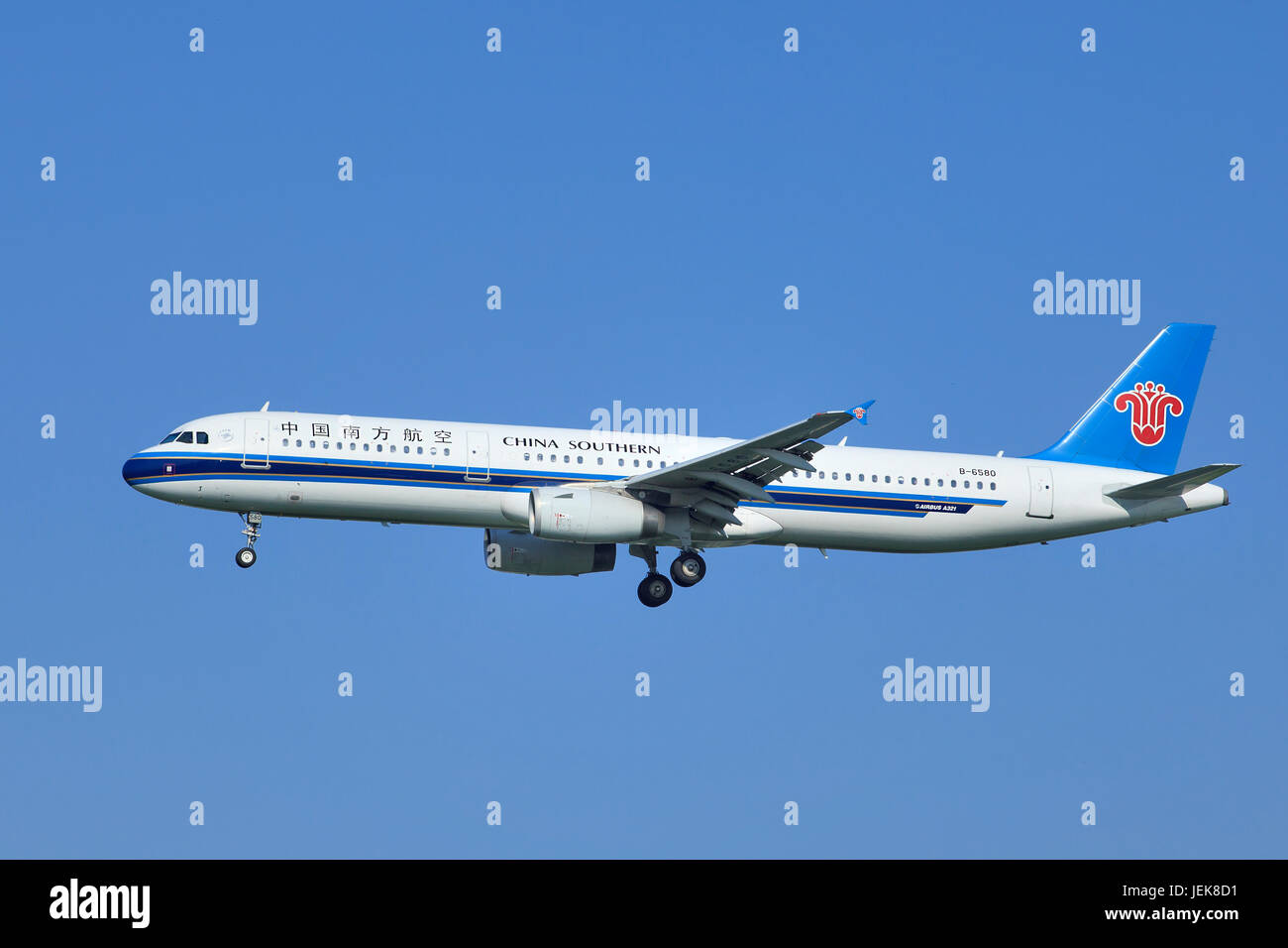 PÉKIN-5 JUILLET. Atterrissage de l'Airbus  -231, B-6580 pour le sud de la Chine. Airbus A321 est un avion de ligne à deux moteurs à corps étroit de courte à moyenne portée. Banque D'Images