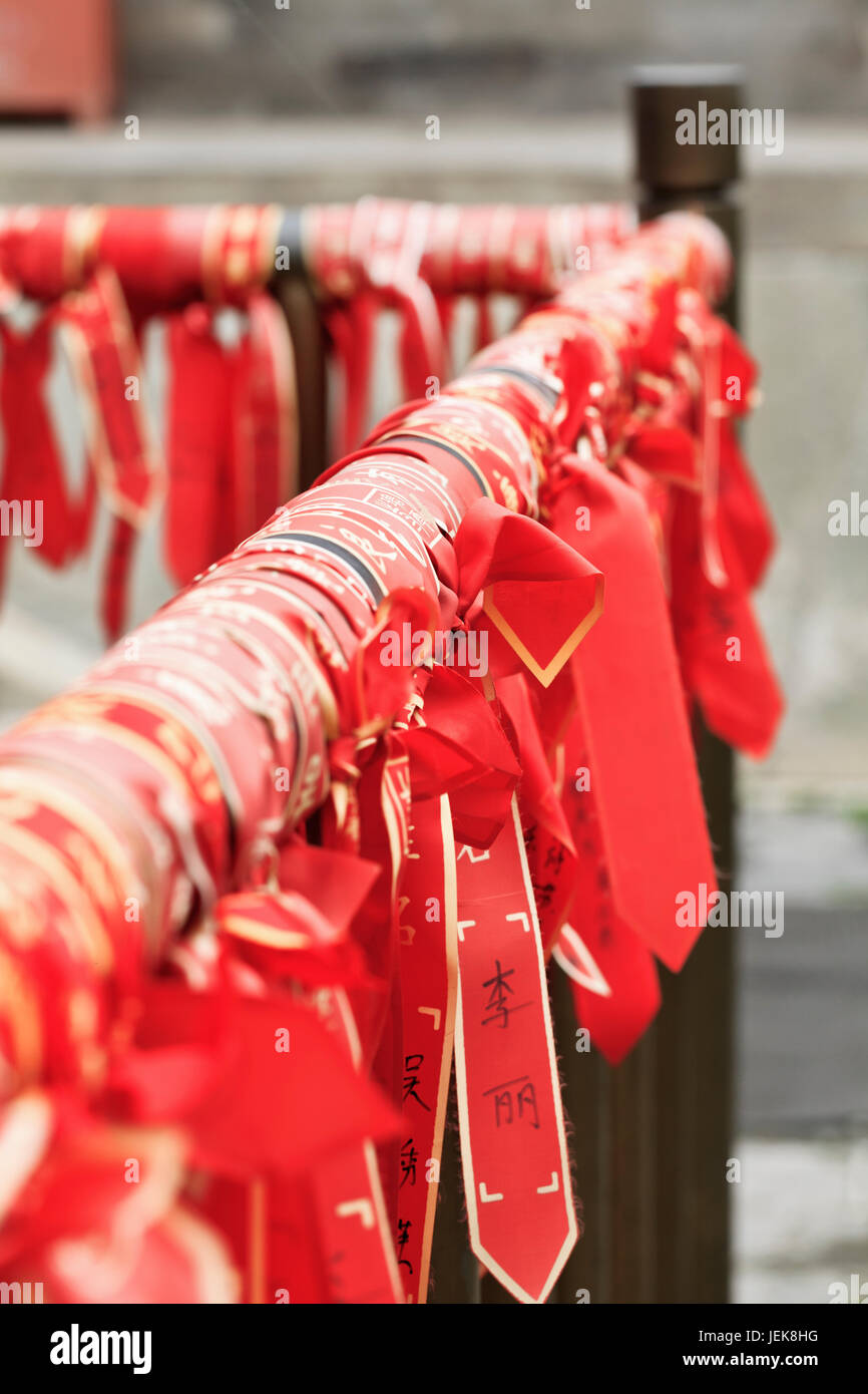PÉKIN-30 JUILLET 2012. Rubans de souhaits le 30 juillet 2012 à Beijing. Selon une ancienne tradition bouddhiste, les fidèles achètent des rubans de souhaits. Banque D'Images
