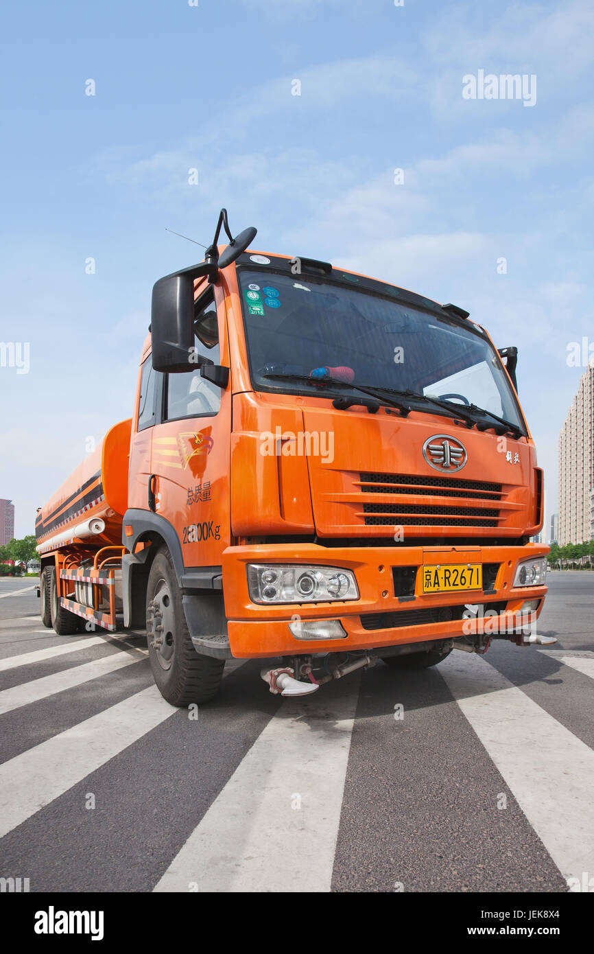 PÉKIN-5 MAI 2015. Camion-citerne Dongfeng garé pour fournir de l'eau aux jardins publics. Banque D'Images