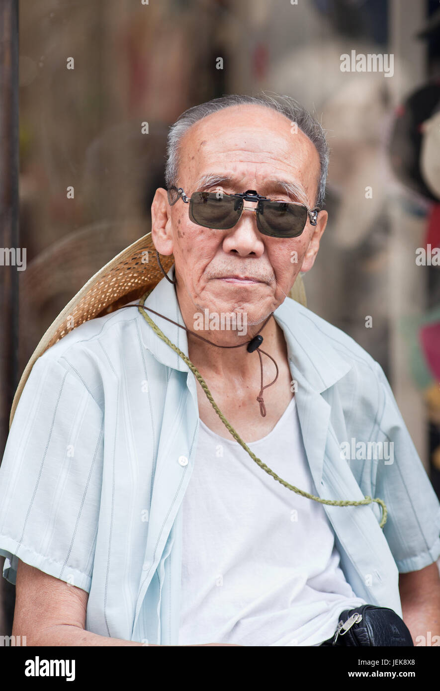 PÉKIN-1ER JUIN 2015. Homme âgé avec lunettes de soleil. La population âgée  (60 ans ou plus) en Chine est d'environ 128 millions, une personne sur dix  Photo Stock - Alamy