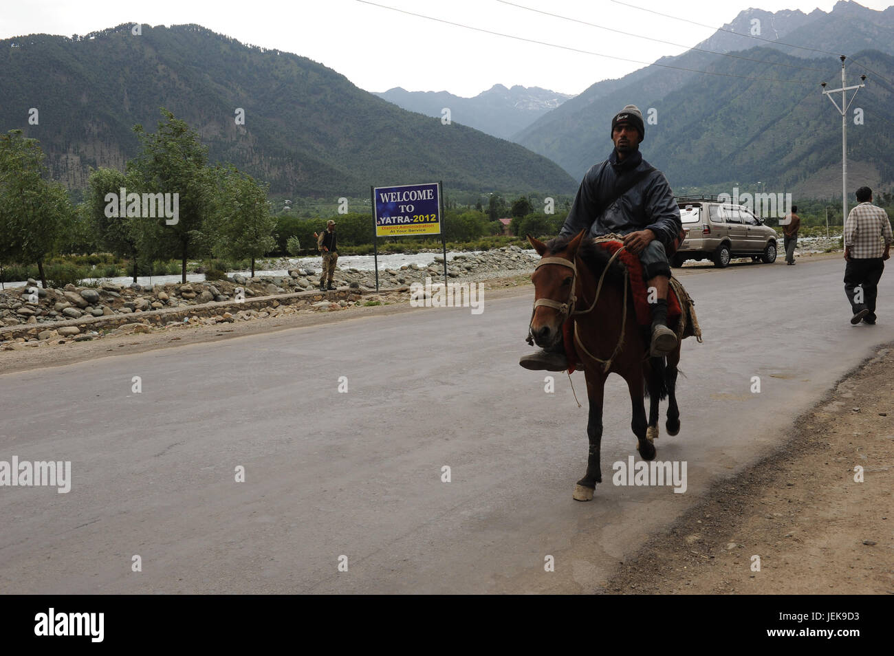 Homme assis sur le cheval, à Srinagar, Jammu Cachemire, l'Inde, l'Asie Banque D'Images