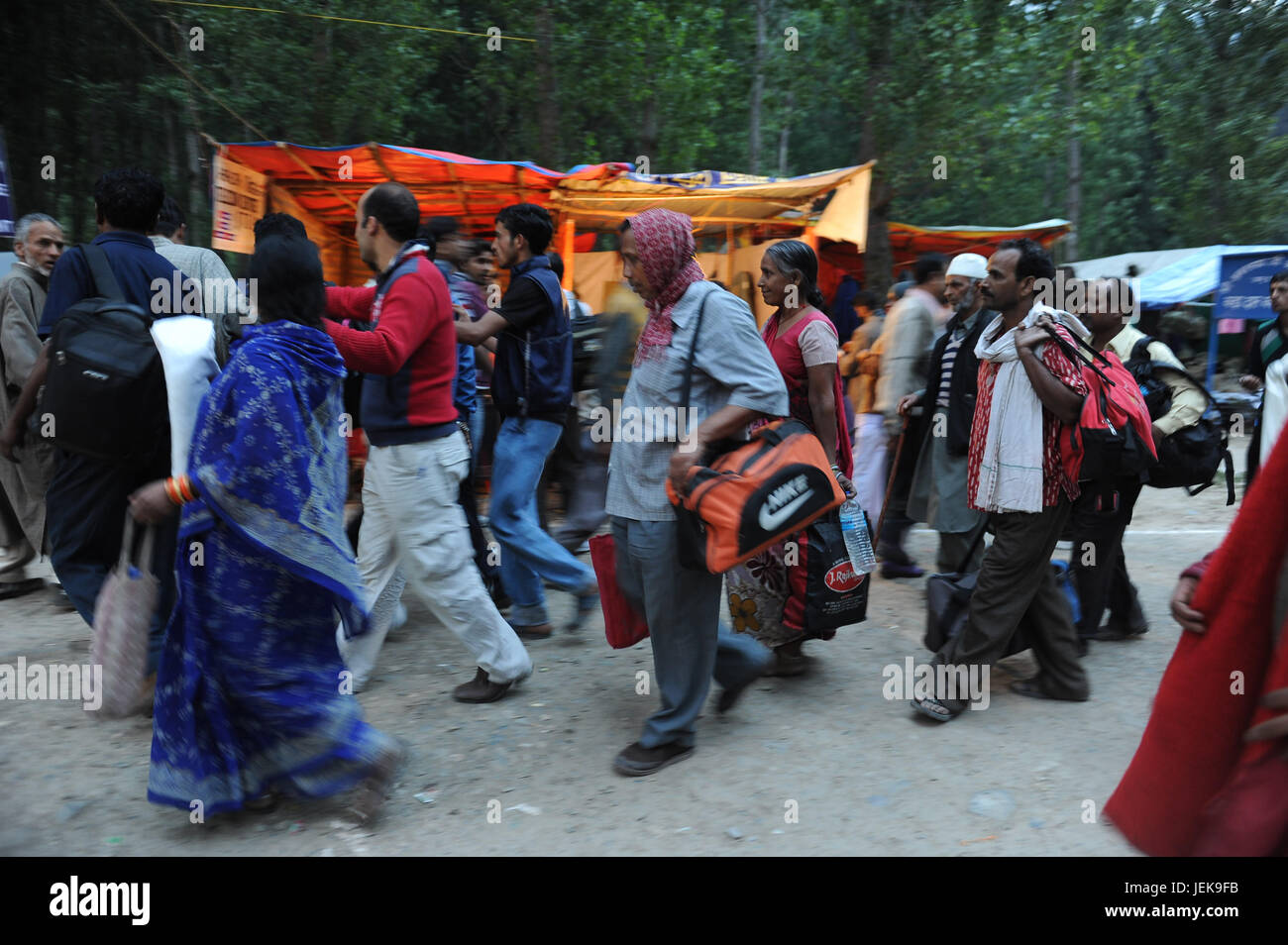 Les pèlerins à marcher avec assurance sac, Srinagar, Jammu Cachemire, l'Inde, l'Asie Banque D'Images
