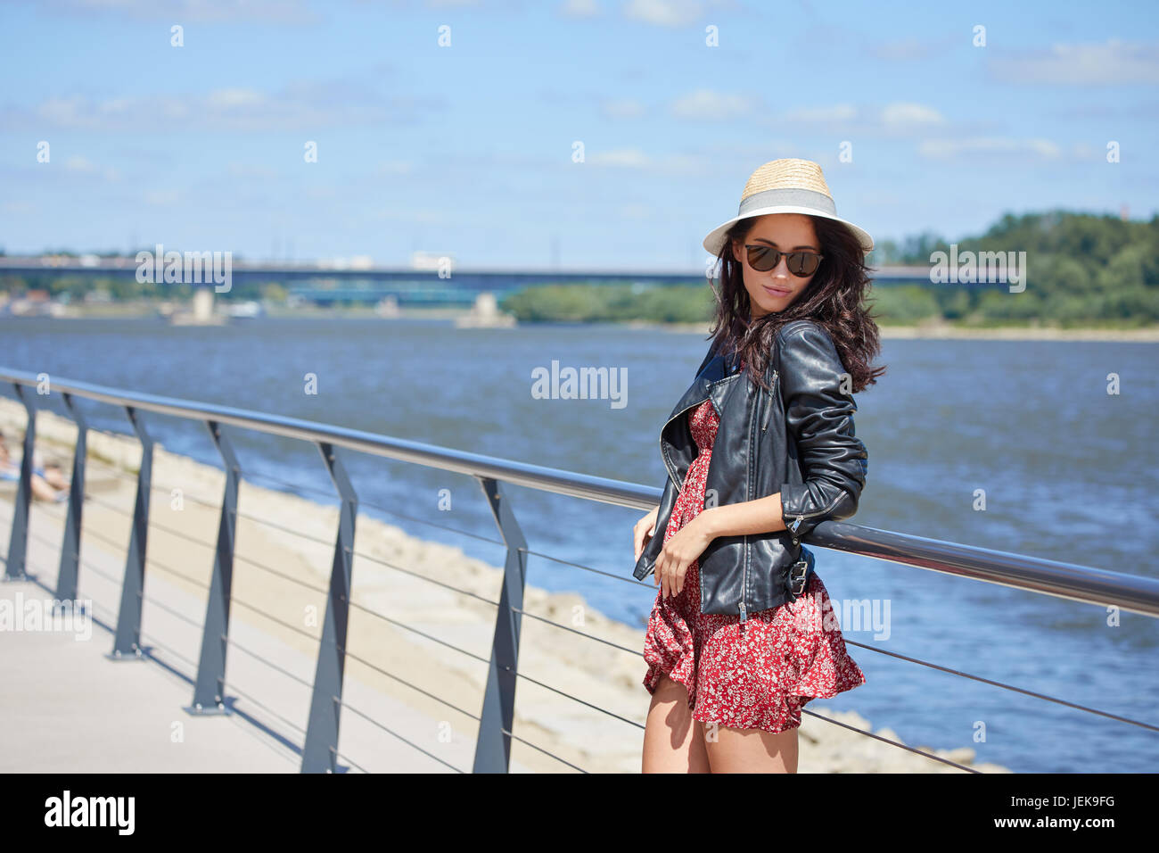 Belle Femme d'aller dans la ville. Tonique Photo avec copie Espace. Banque D'Images