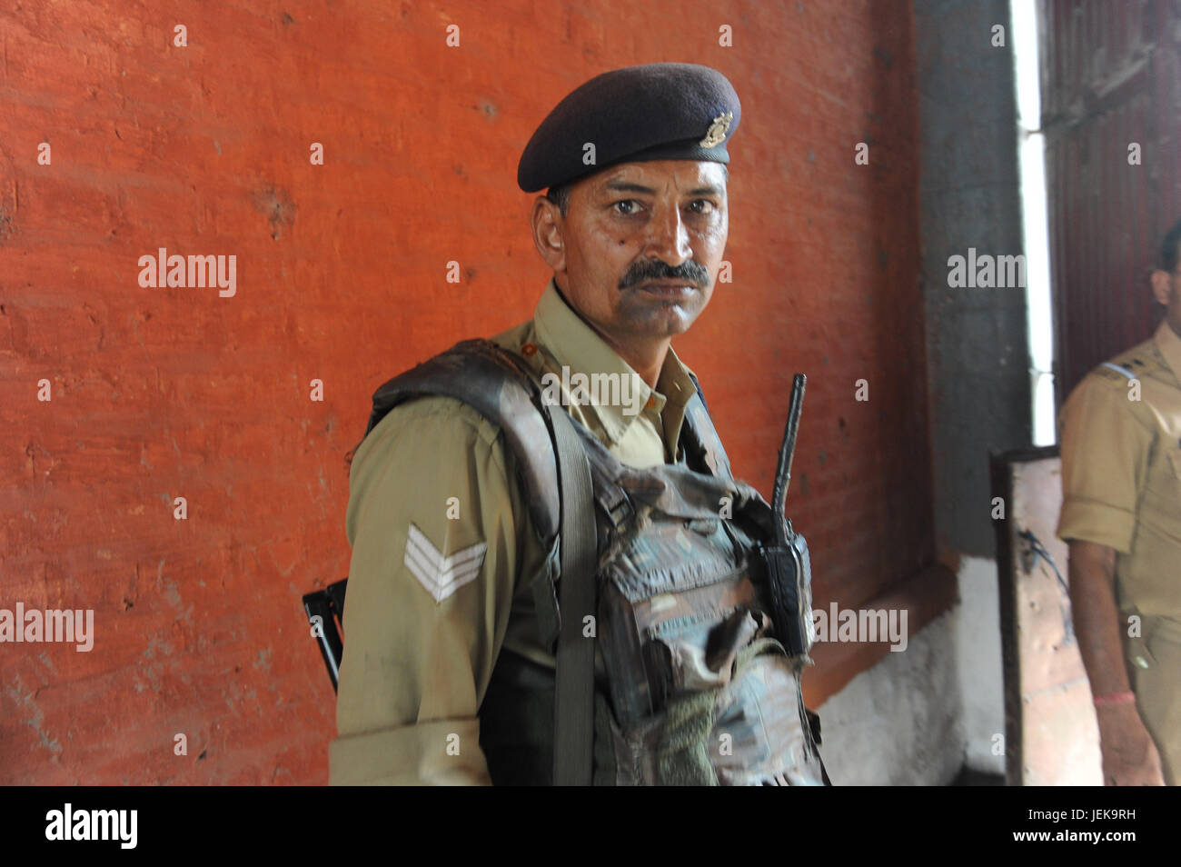 L'agent de police dans le bâtiment, à Srinagar, Jammu Cachemire, l'Inde, l'Asie Banque D'Images