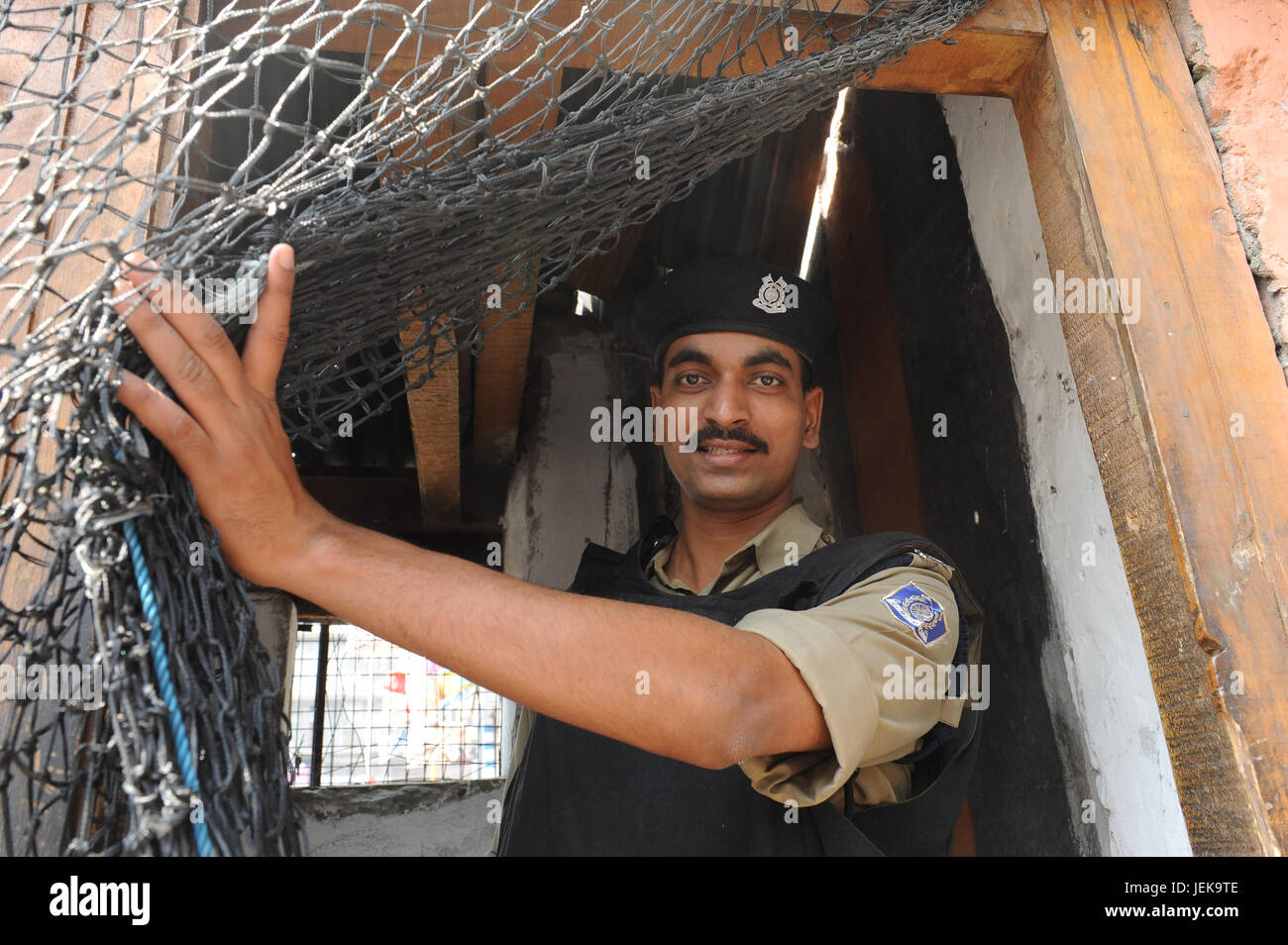 L'agent de police dans le bâtiment, à Srinagar, Jammu Cachemire, l'Inde, l'Asie Banque D'Images