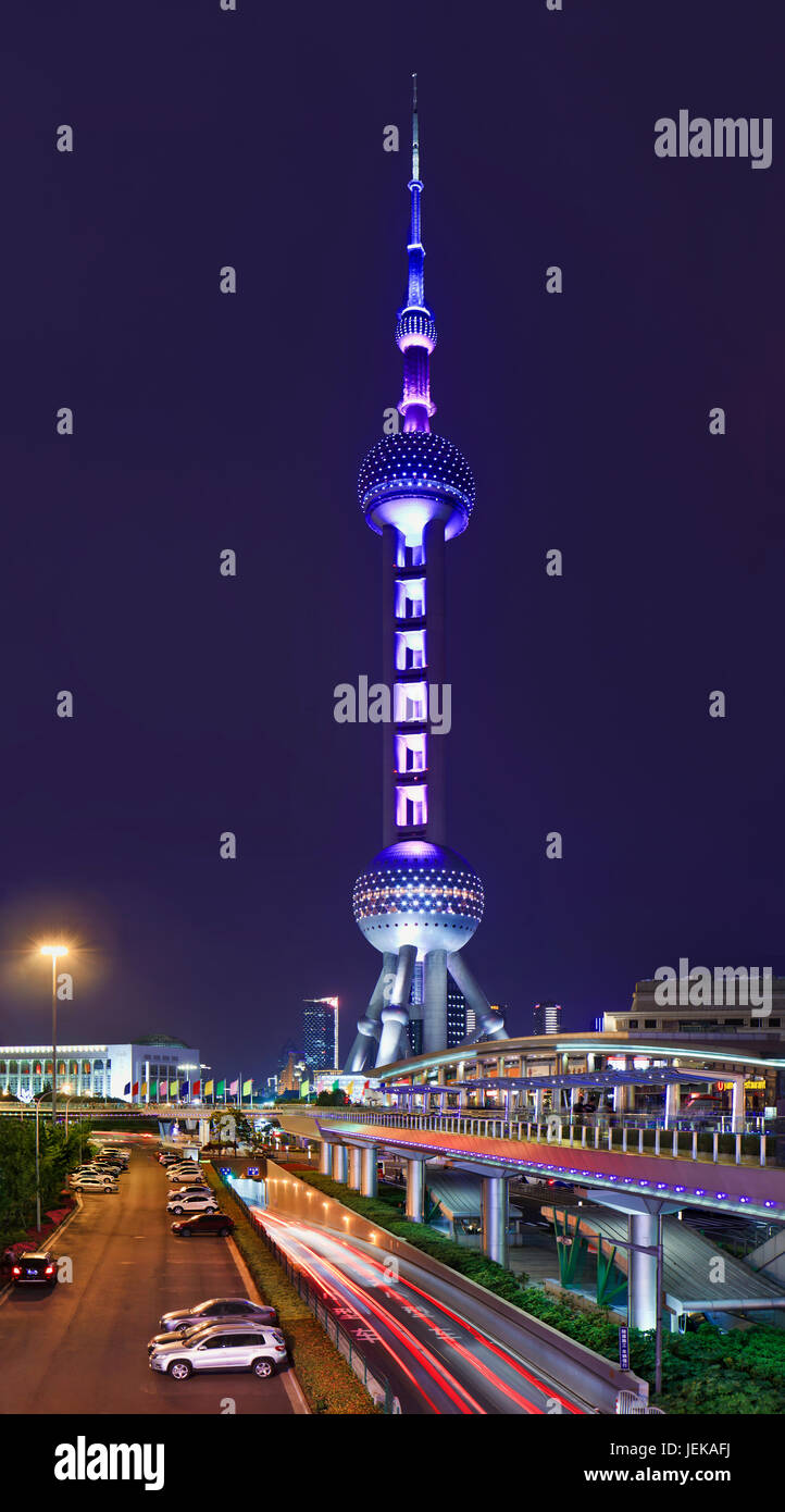 SHANGHAI-LE 4 JUIN 2014. Tour des perles orientales au crépuscule. Avec 470 mètres, l'Oriental Pearl est l'un des plus hauts bâtiments de Shanghai, situé à Lujiazui. Banque D'Images