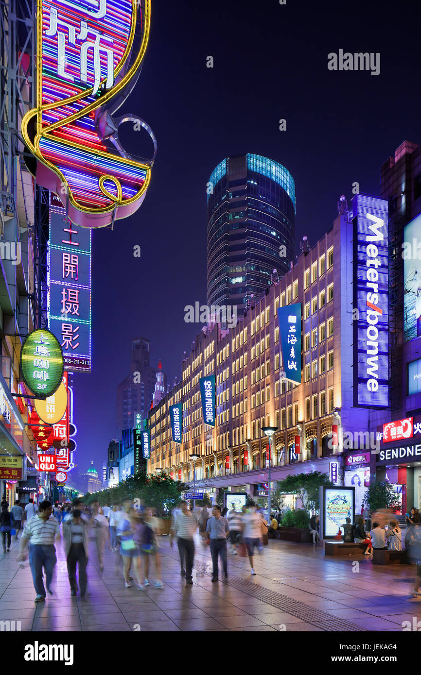 SHANGHAI-LE 5 JUIN 2014. Nanjing East Road la nuit. Nanjing Road est la principale rue commerçante de Shanghai, en Chine, nommée d'après la ville de Nanjing. Banque D'Images