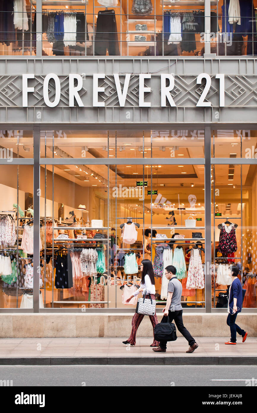 Forever 21 courant. La chaîne US Forever 21 est connu pour les offres de la  mode et des prix économiques. Ils vendent les produits de beauté, vêtements  et accessoires Photo Stock - Alamy